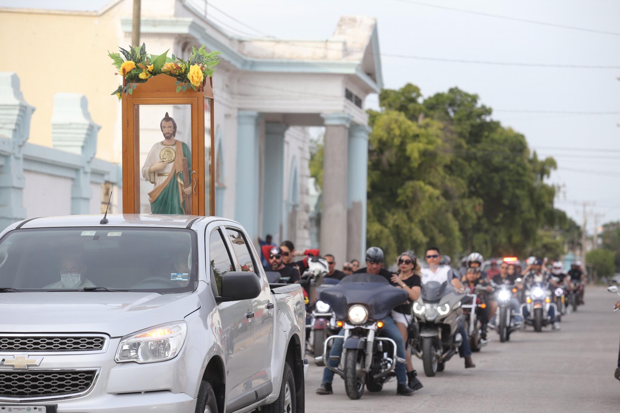 $!A las afueras del Panteón Municipal inició la caravana de motos.