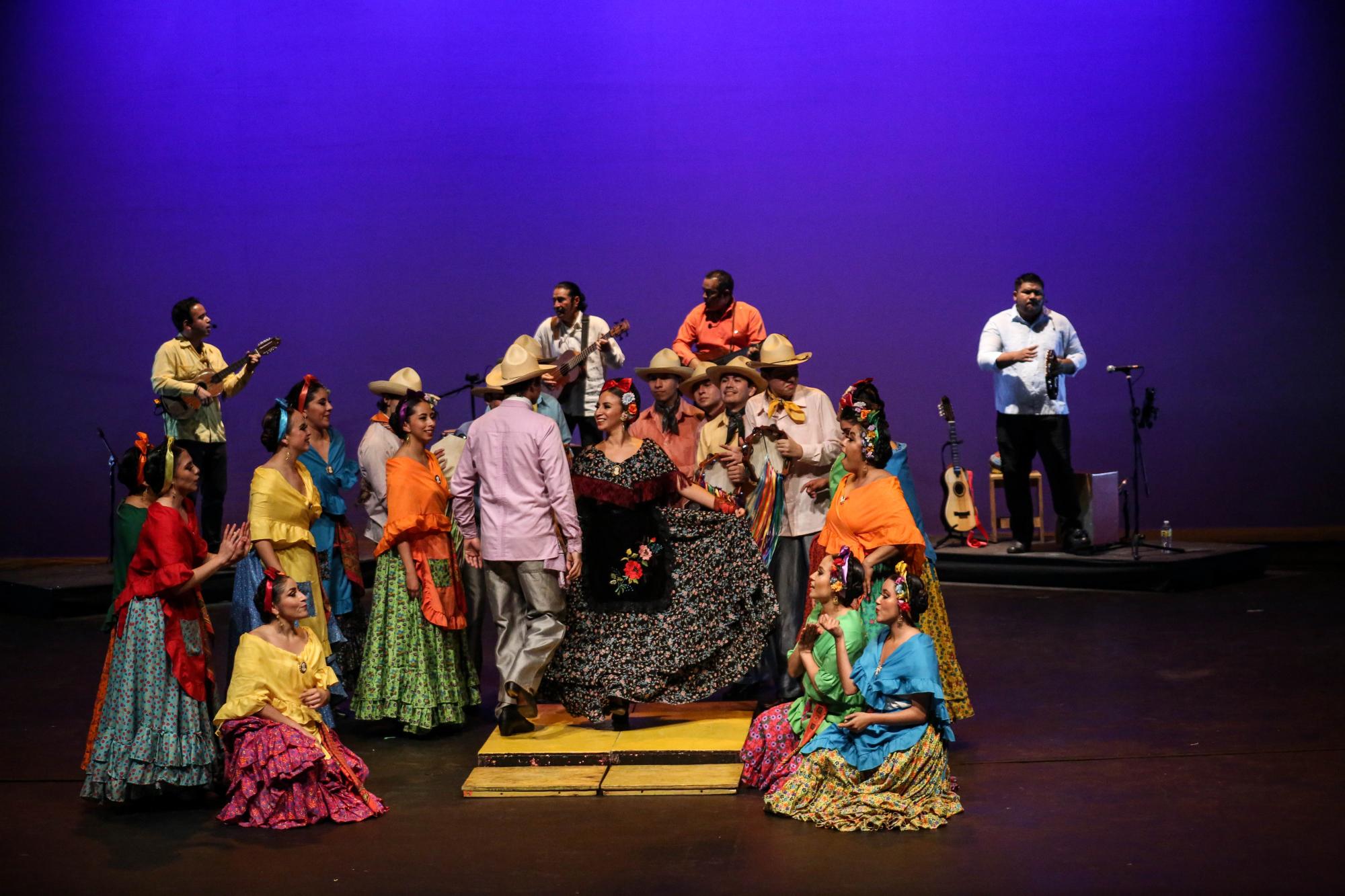 $!Con un fandango y zapateado veracruzano, inicia el ‘Festifolk Sinaloa 2023’