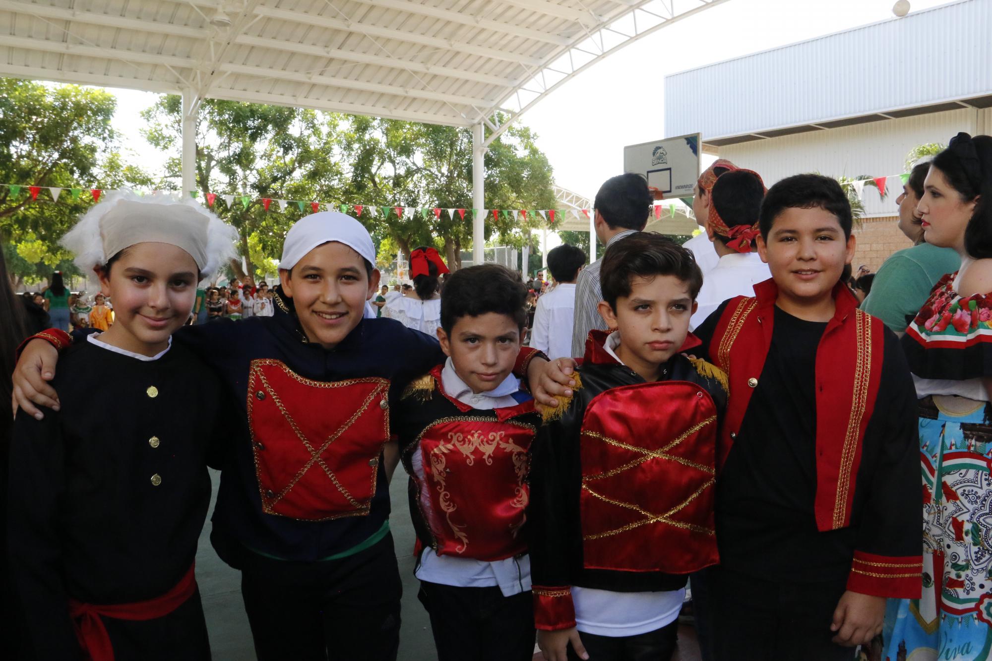 $!Alumnos de quinto y sexto participan en el homenaje, personificando a los héroes de Independencia.