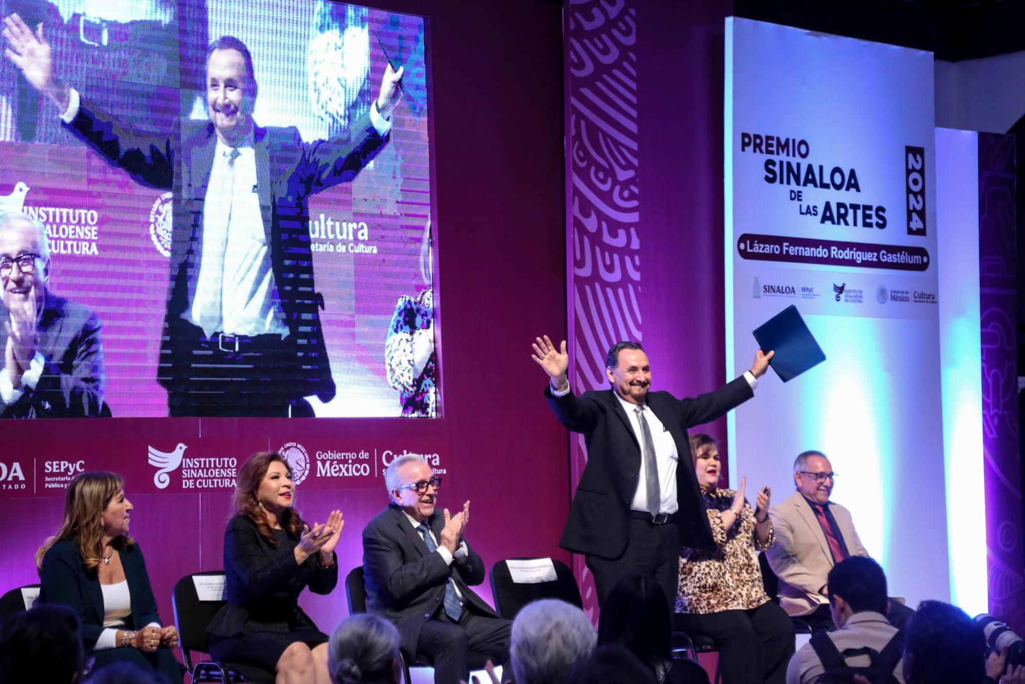 $!El director escénico recibió los aplausos del público presente.