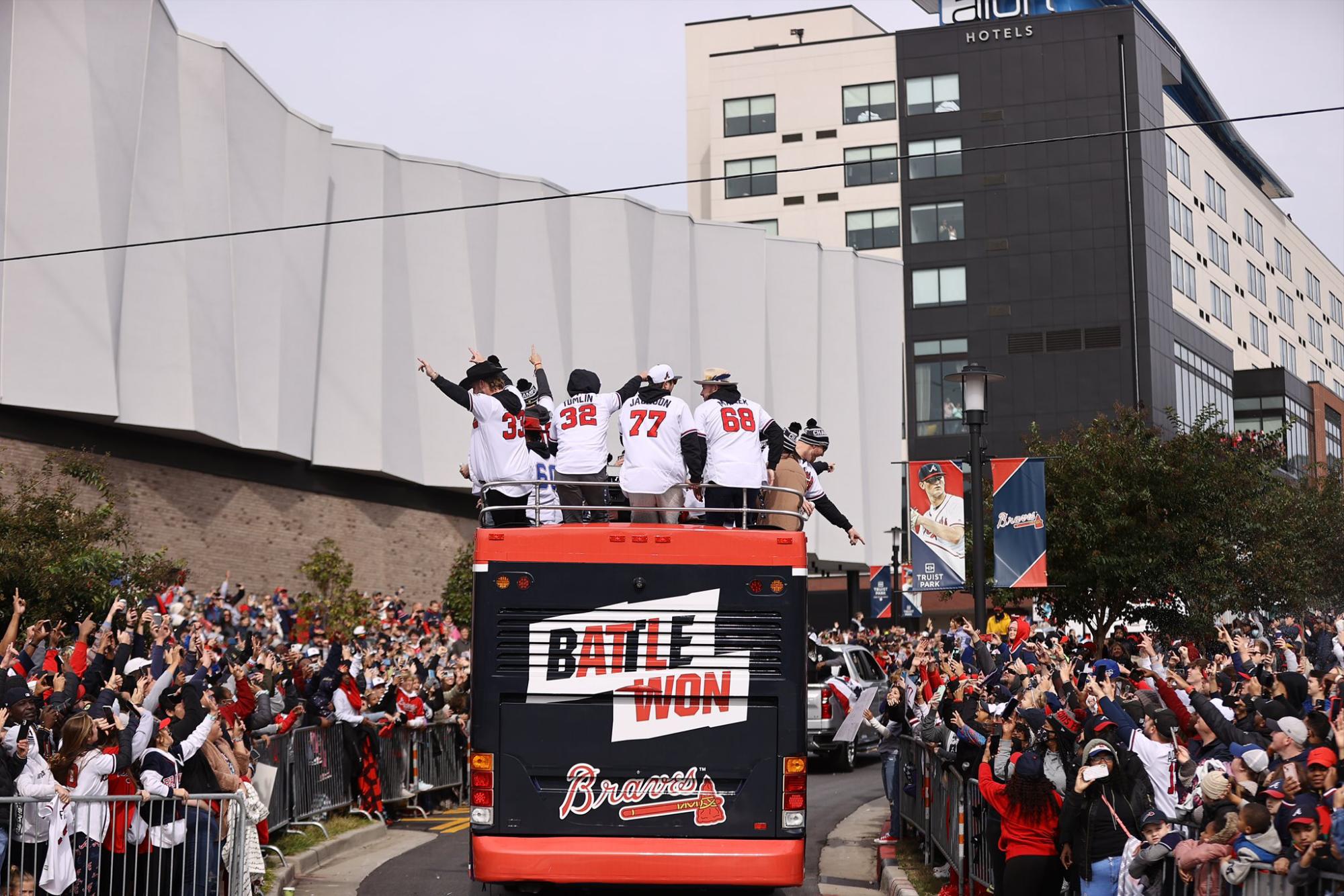 $!Miles abarrotan las calles de Atlanta para festejar a sus Bravos, campeones de la Serie Mundial