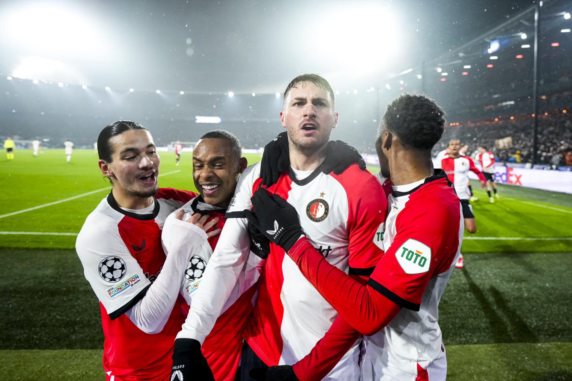 $!Santiago Giménez lidera con doblete al Feyenoord a la siguiente ronda de la Champions