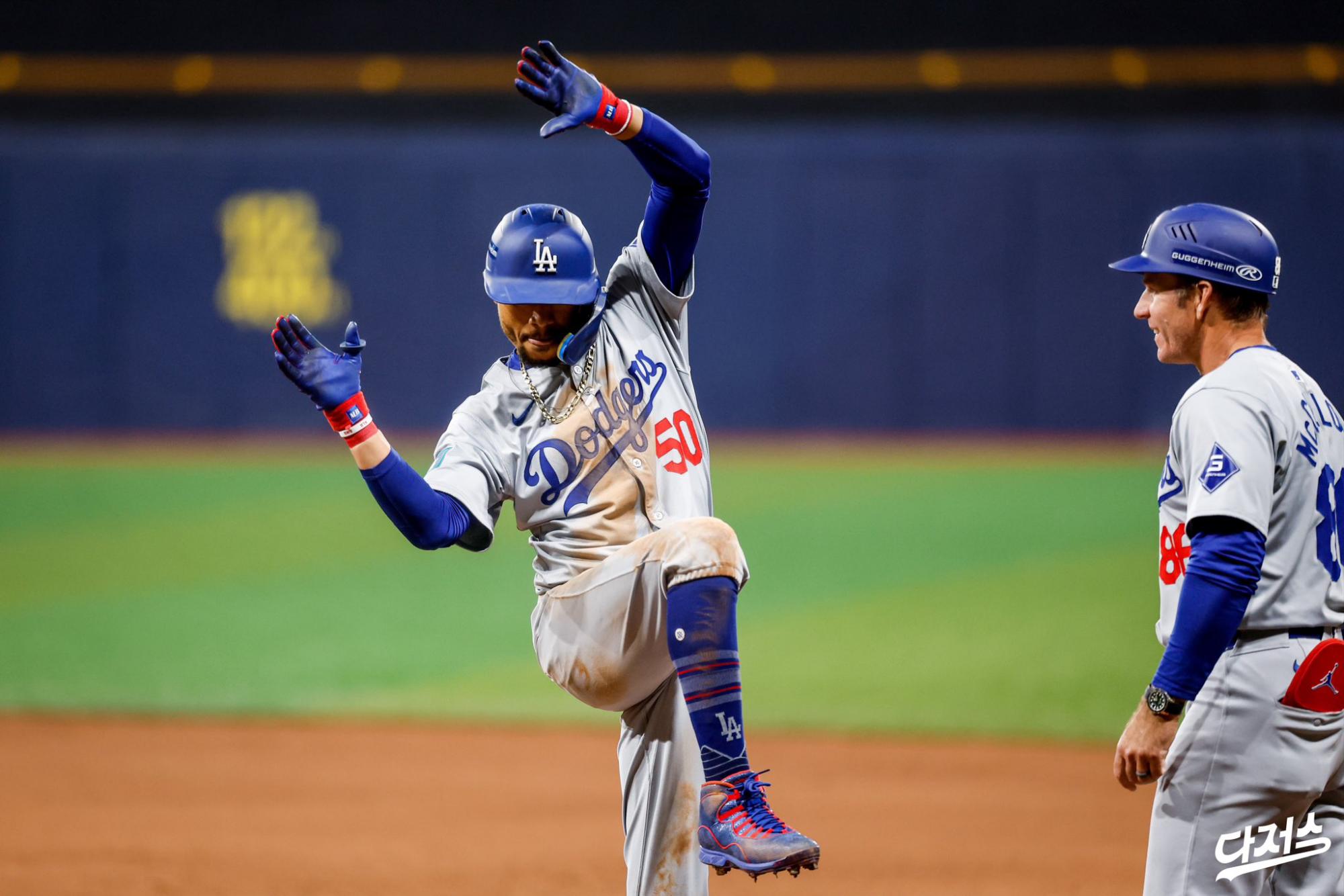 $!Dodgers se imponen a Padres en Seúl... con un poco de magia