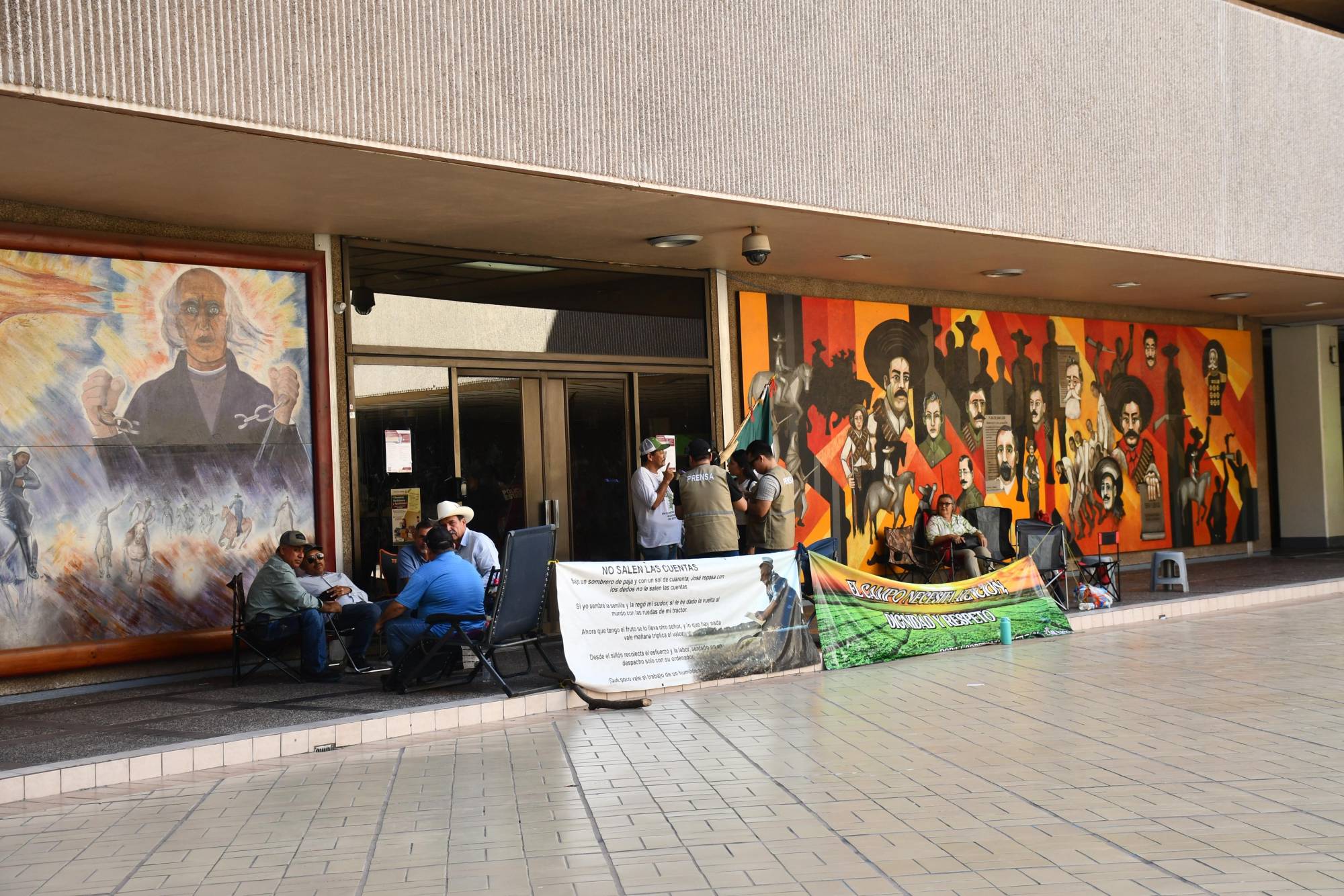 $!Agricultores hilan una semana con manifestación en Palacio de Gobierno en exigencia de pagos