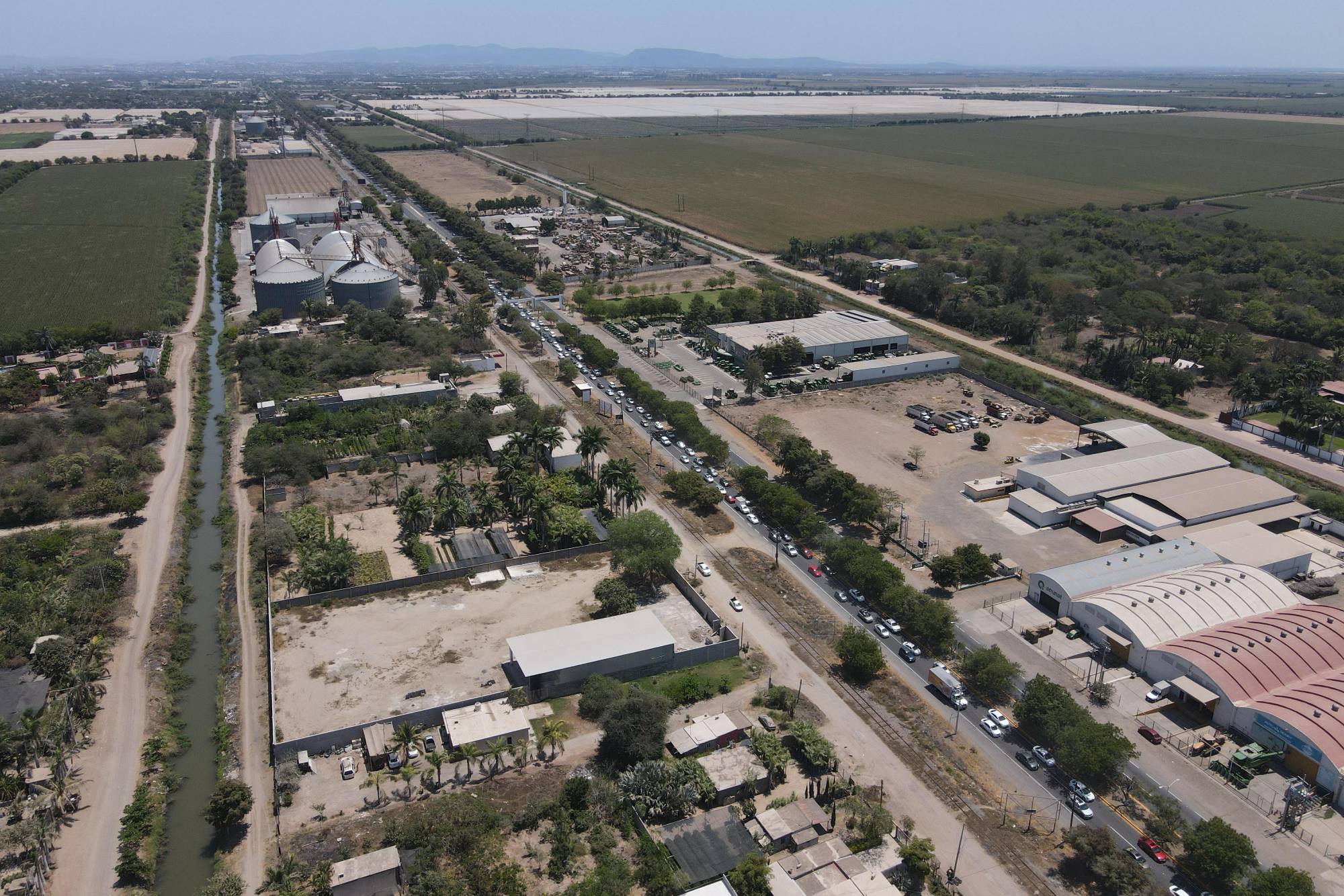 $!Largas filas sobre la carretera a Navolato, este Jueves Santo