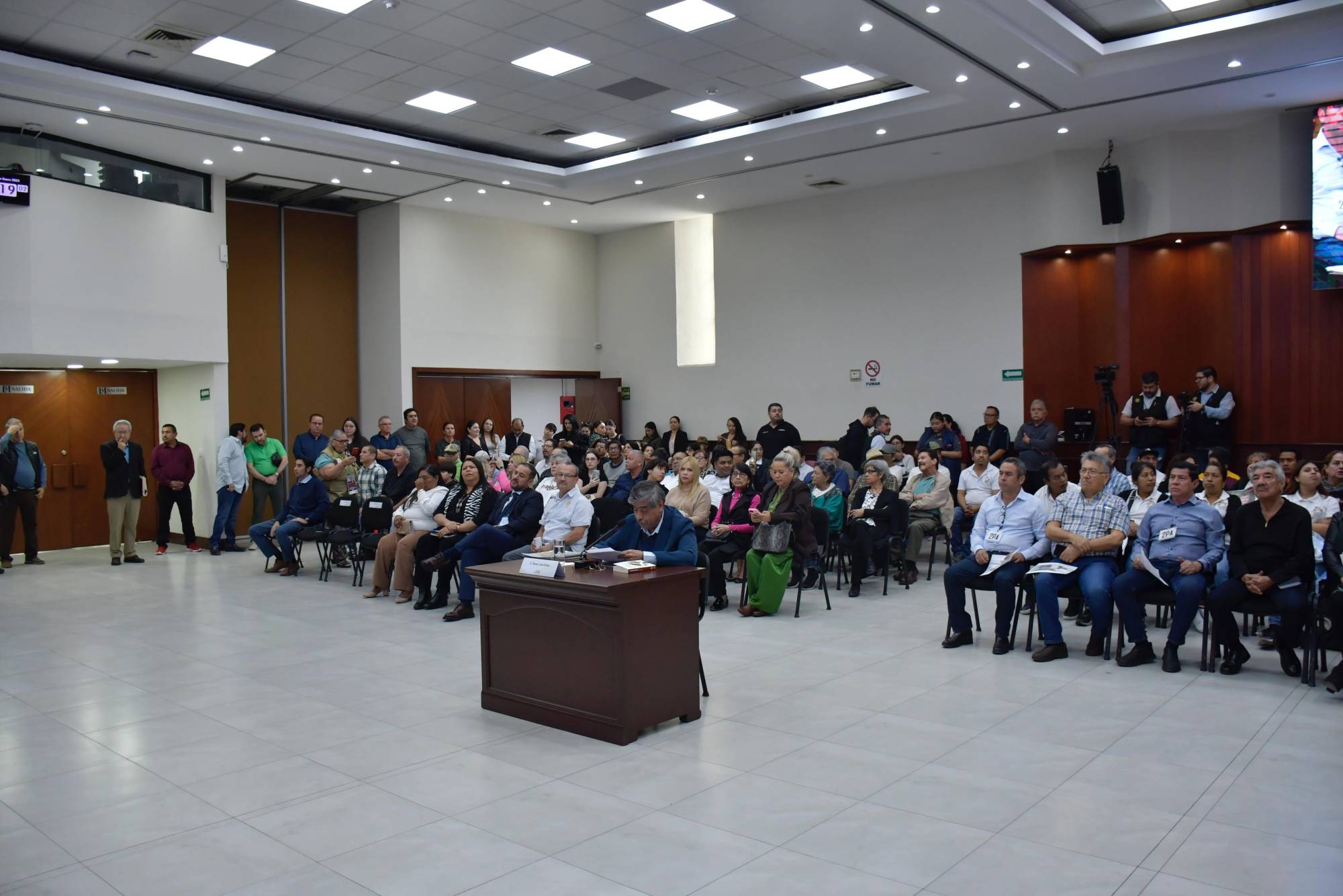 $!En comparecencias por titularidad de la Comisión de Derechos Humanos de Sinaloa hubo jaloneo y discusión entre el público