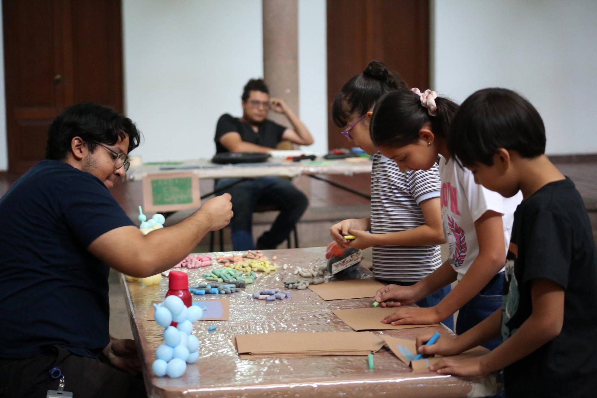$!Con gises los pequeños artistas crearon dibujos.