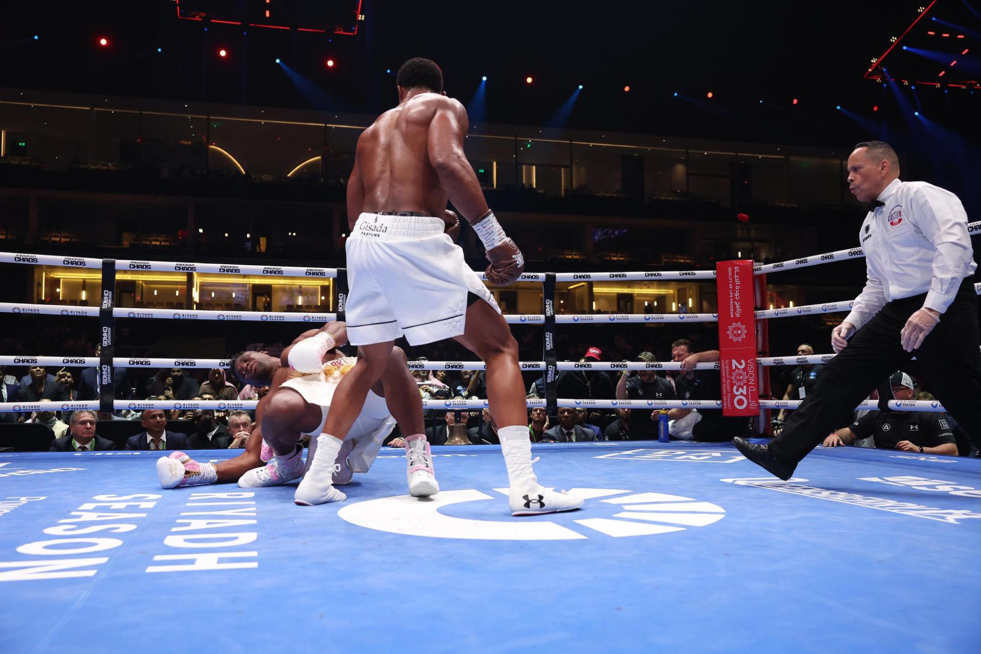 $!Anthony Joshua propina brutal nocaut sobre Francis Ngannou