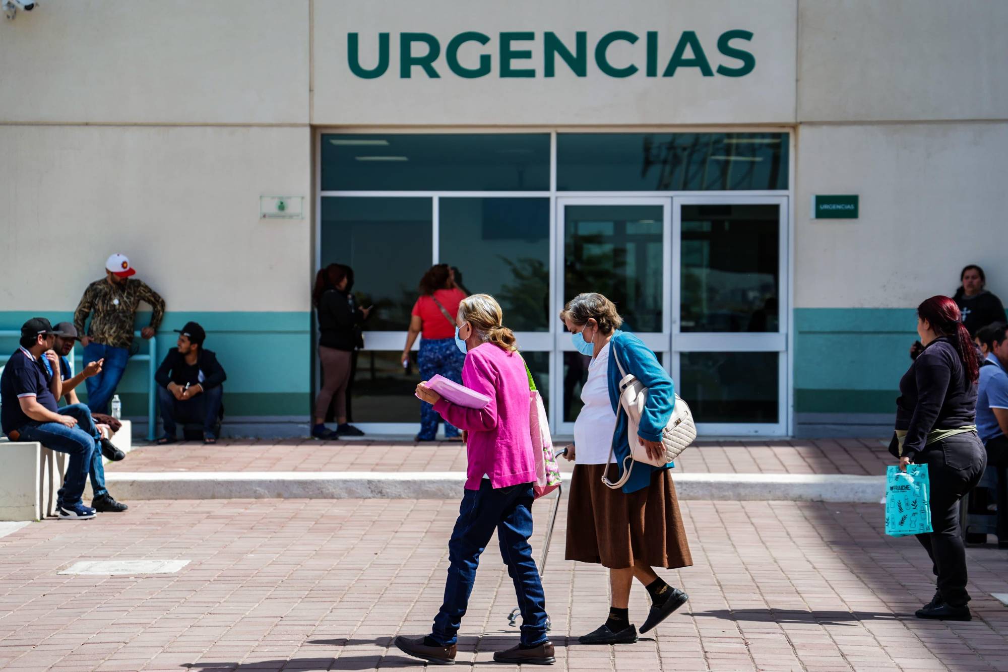 $!‘Presumen edificio pero falta medicamento’, reclaman pacientes a Secretario de Salud en nuevo hospital de Culiacán