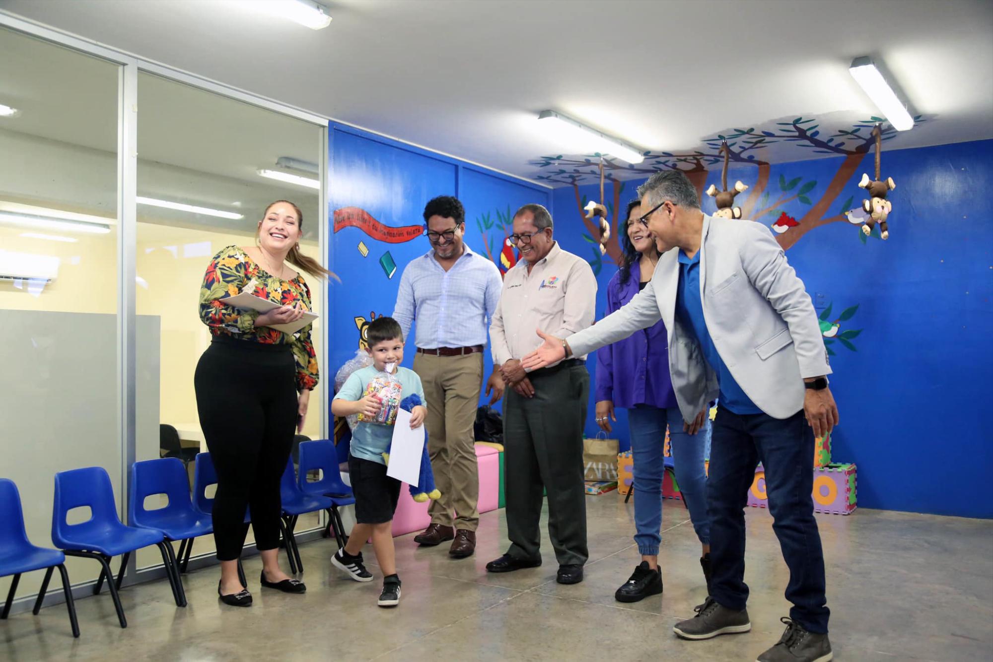 $!Los niños recibieron su diplima de participación.