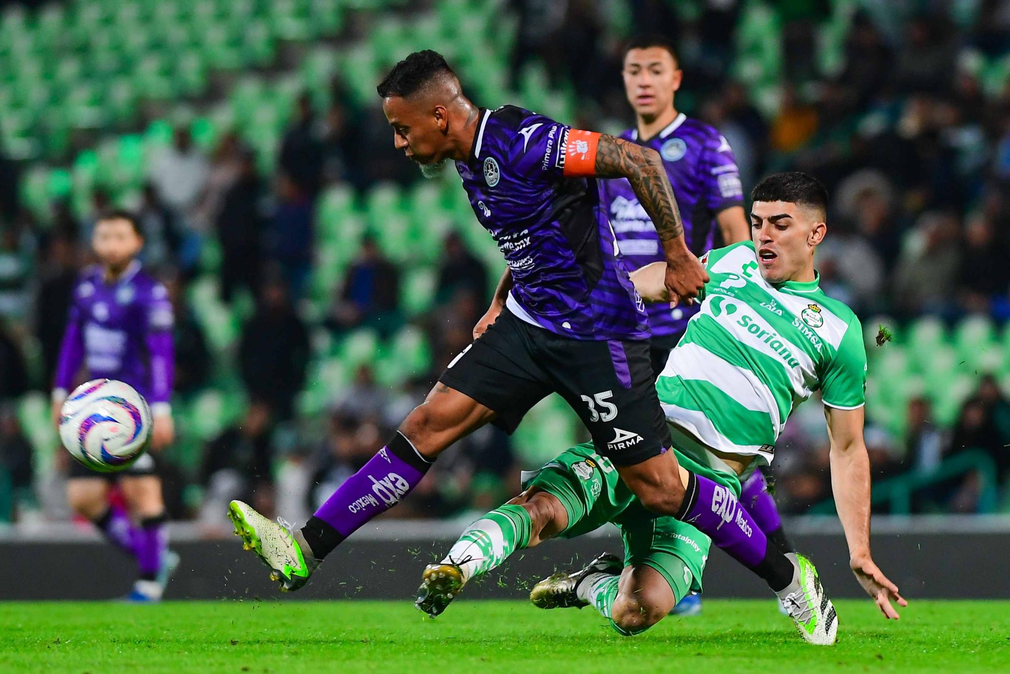$!during the game Santos vs Mazatlan FC, corresponding to Play In of the Torneo Apertura 2023 of the Liga BBVA MX, at TSM Corona Stadium, on November 23, 2023. &lt;br&gt;&lt;br&gt; durante el partido Santos vs Mazatlan FC, correspondiente al Play In del Torneo Apertura 2023 de la Liga BBVA MX, en el Estadio TSM Corona, el 23 de noviembre de 2023.