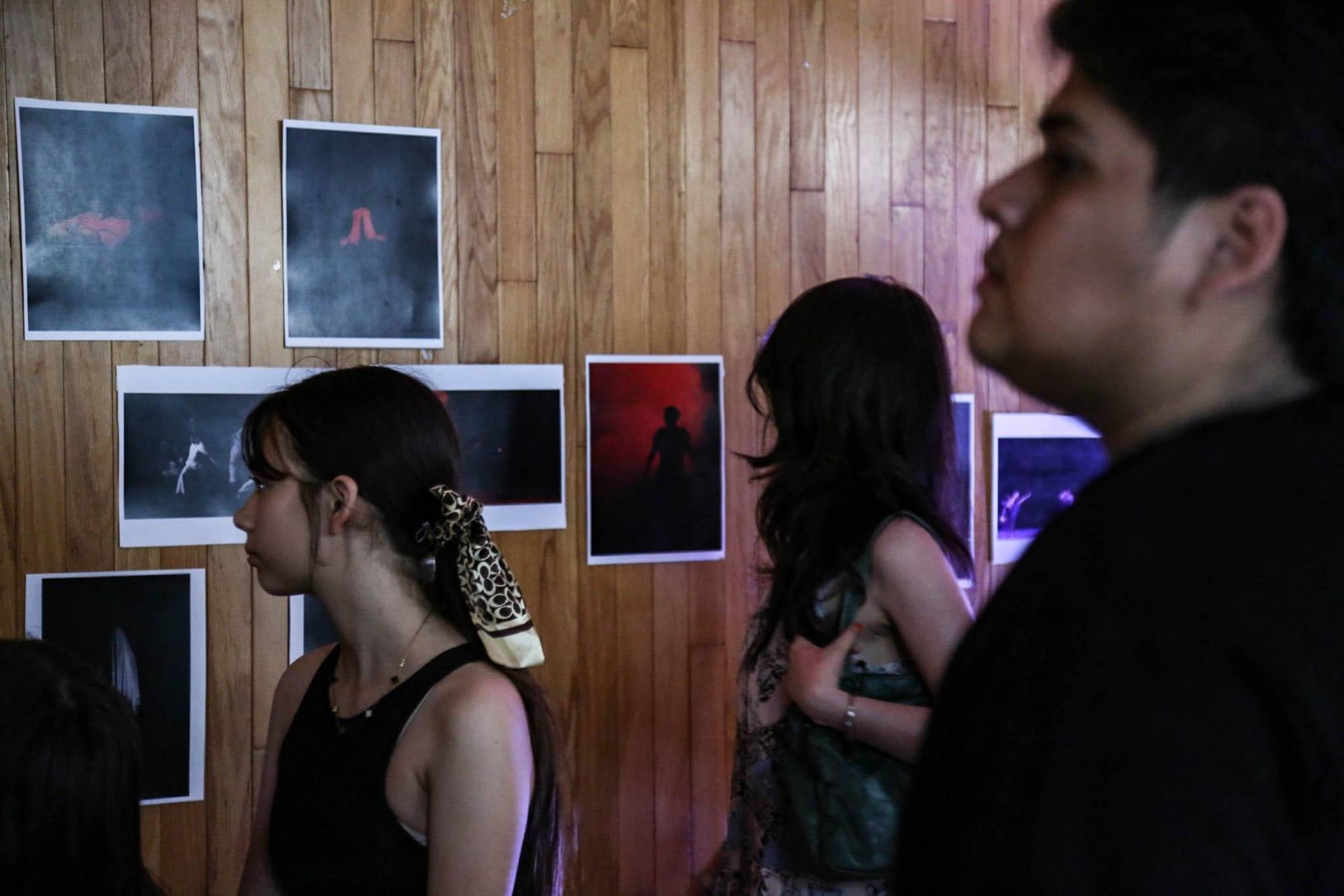 $!En el vestíbulo del teatro se montó una exposición con alrededor de 35 fotografías de piezas coreográficas.