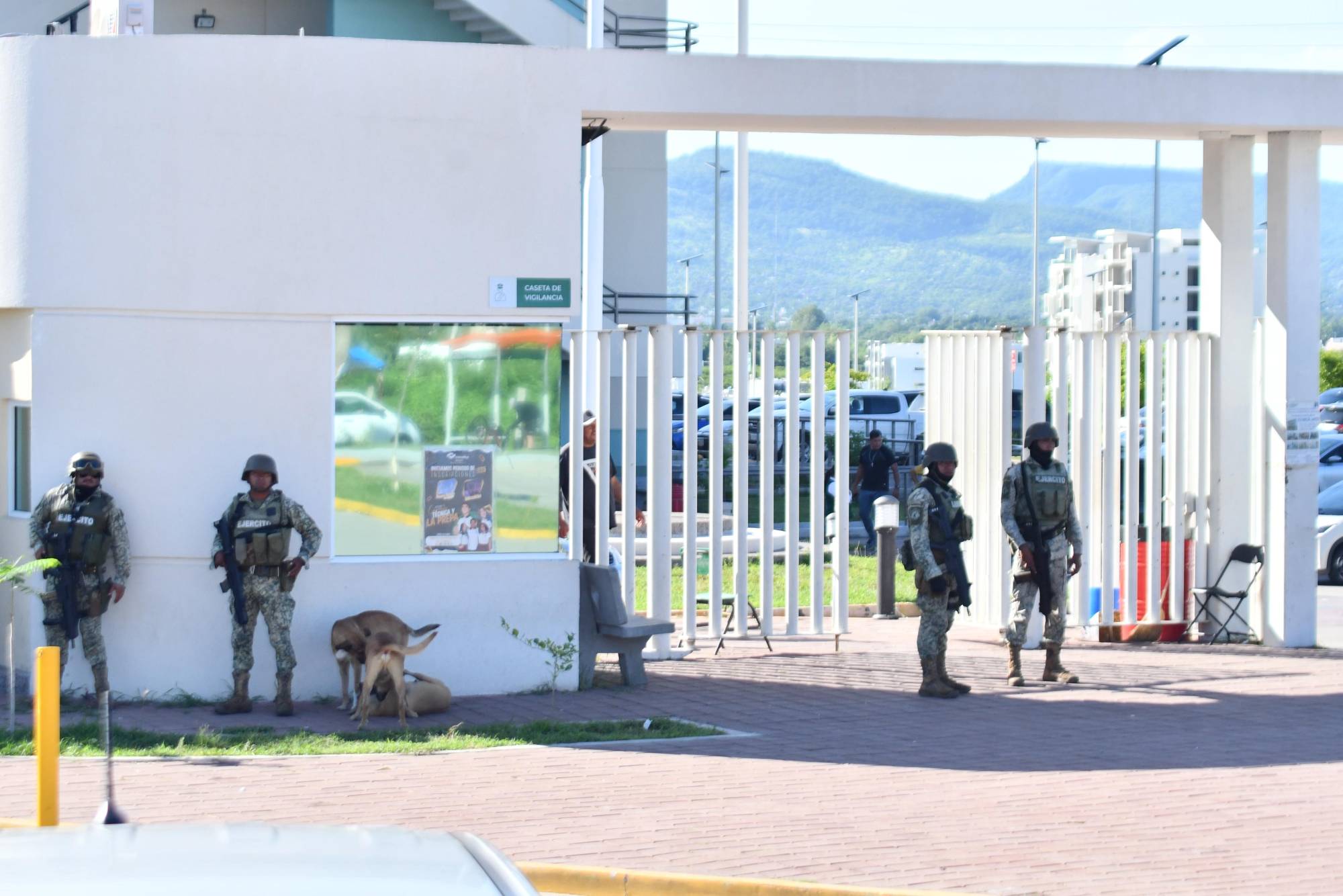 $!Amanece el Hospital General de Culiacán con resguardo militar en sus accesos