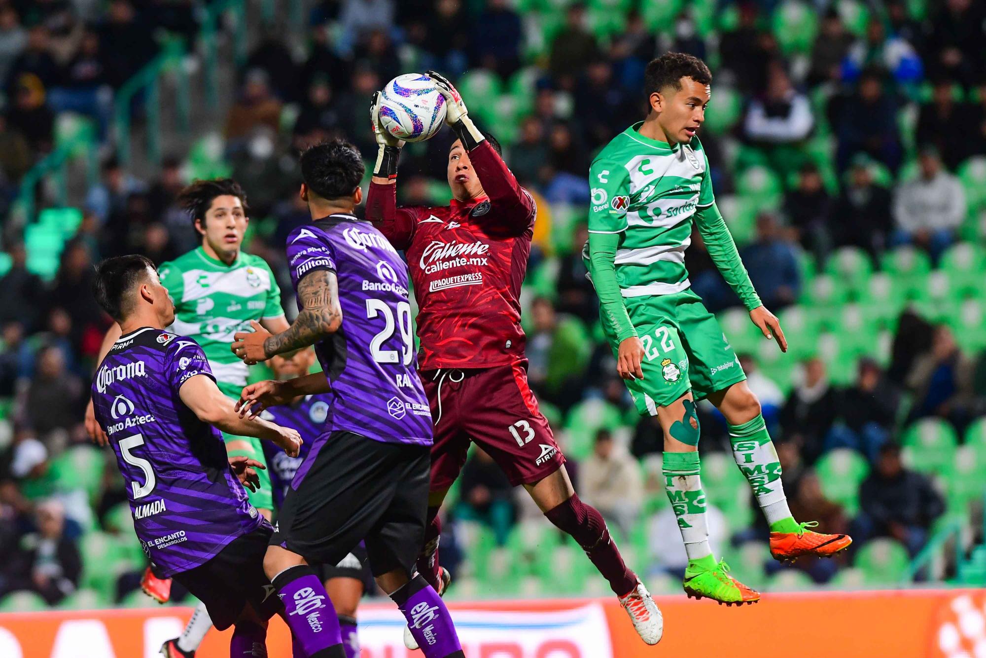 $!during the game Santos vs Mazatlan FC, corresponding to Play In of the Torneo Apertura 2023 of the Liga BBVA MX, at TSM Corona Stadium, on November 23, 2023. &lt;br&gt;&lt;br&gt; durante el partido Santos vs Mazatlan FC, correspondiente al Play In del Torneo Apertura 2023 de la Liga BBVA MX, en el Estadio TSM Corona, el 23 de noviembre de 2023.