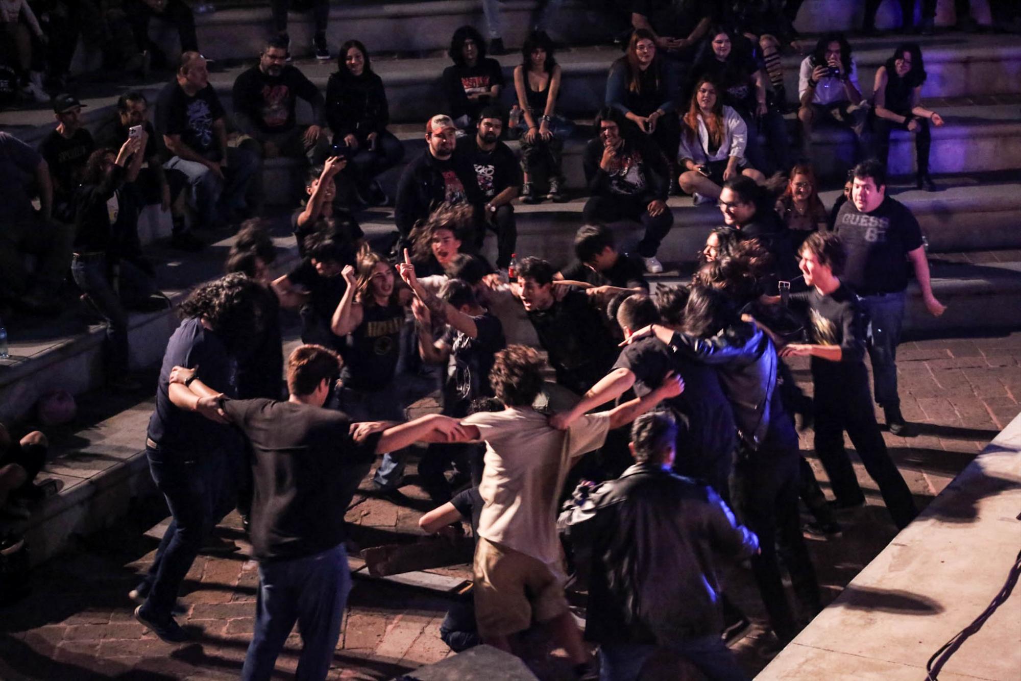 $!Los jóvenes bricaron y bailaron al ritmo del heavy.