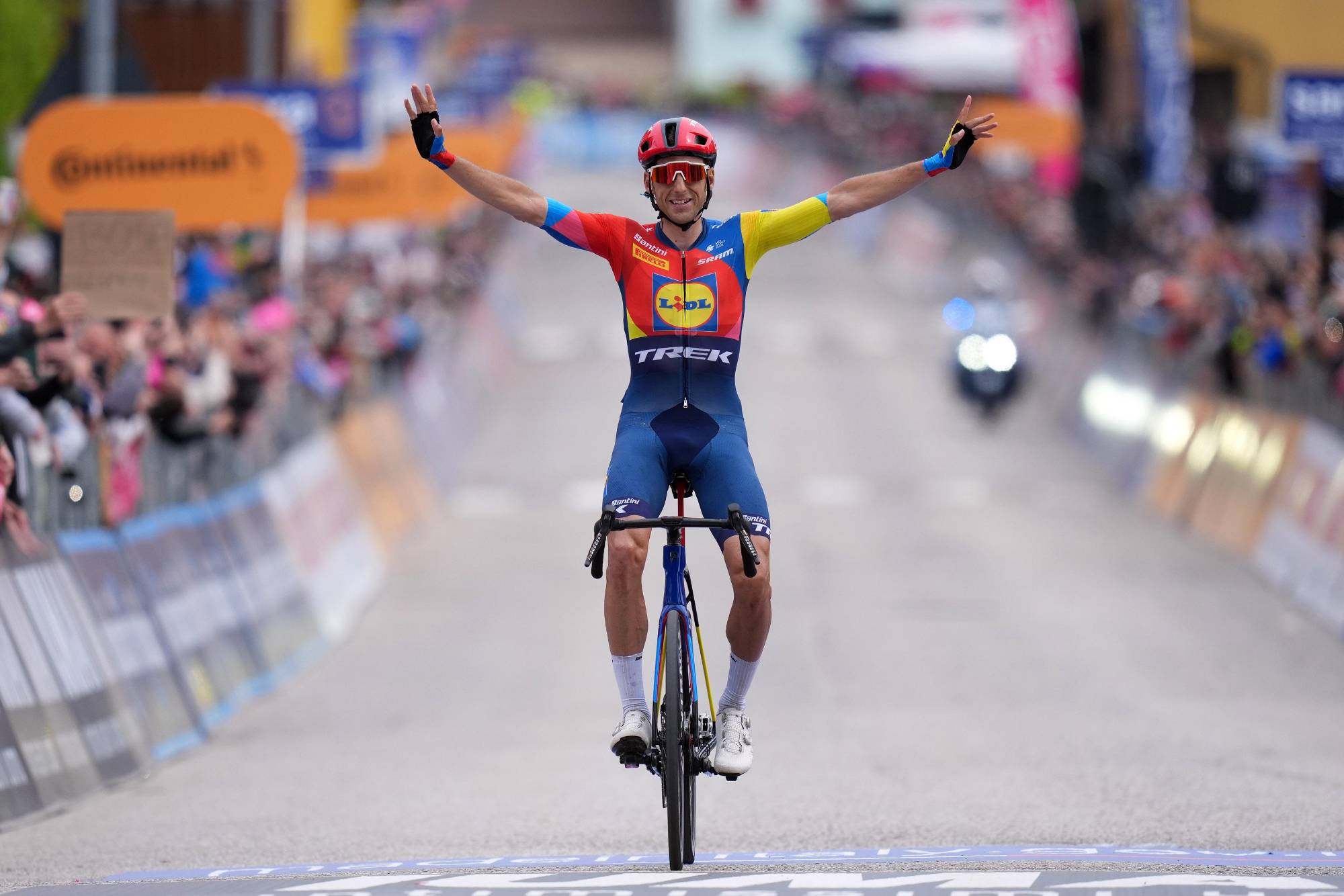 $!Isaac del Toro resiste los ataques y mantiene la maglia rosa en el Giro de Italia