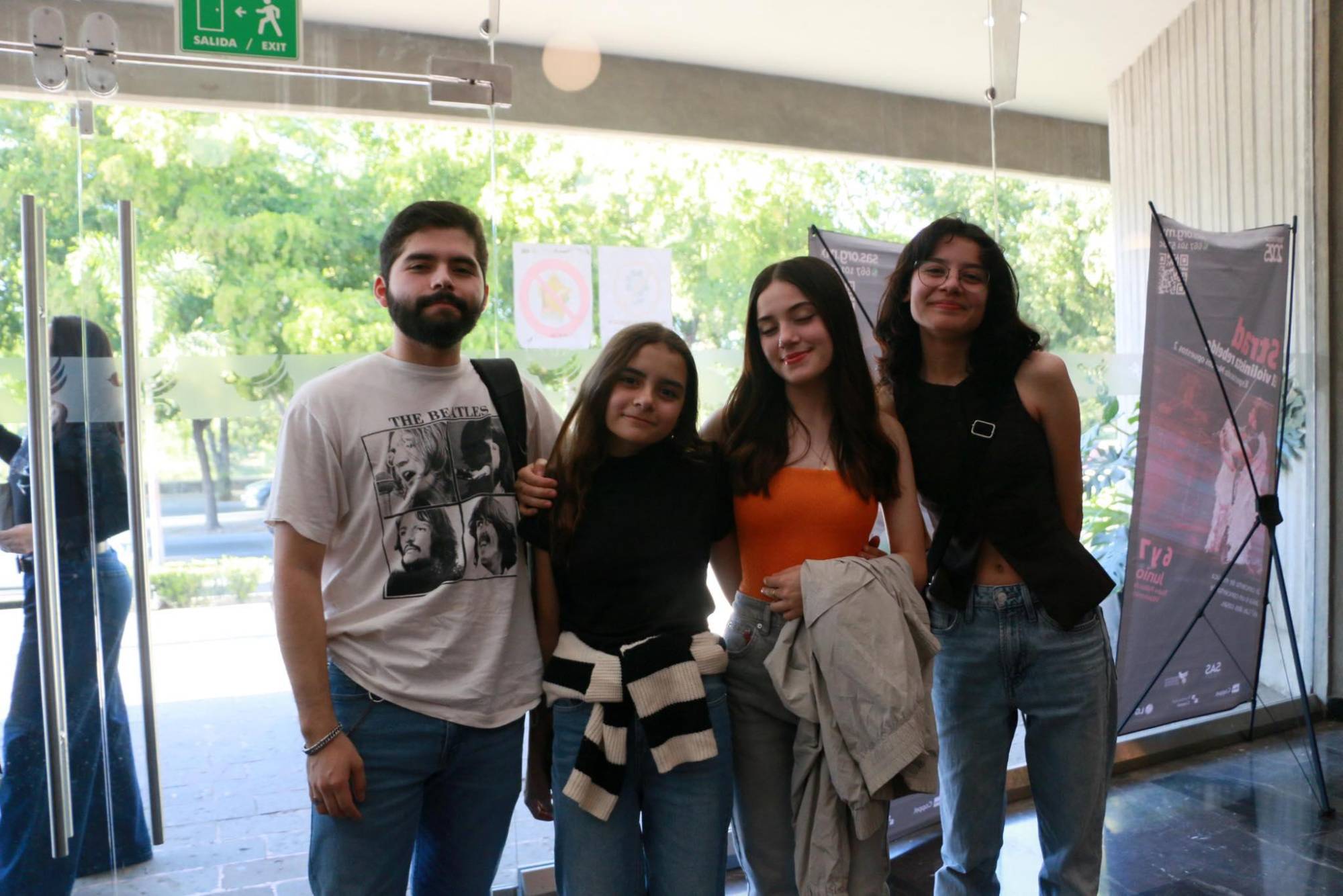 $!Grupos de amigos acudieron al concierto.