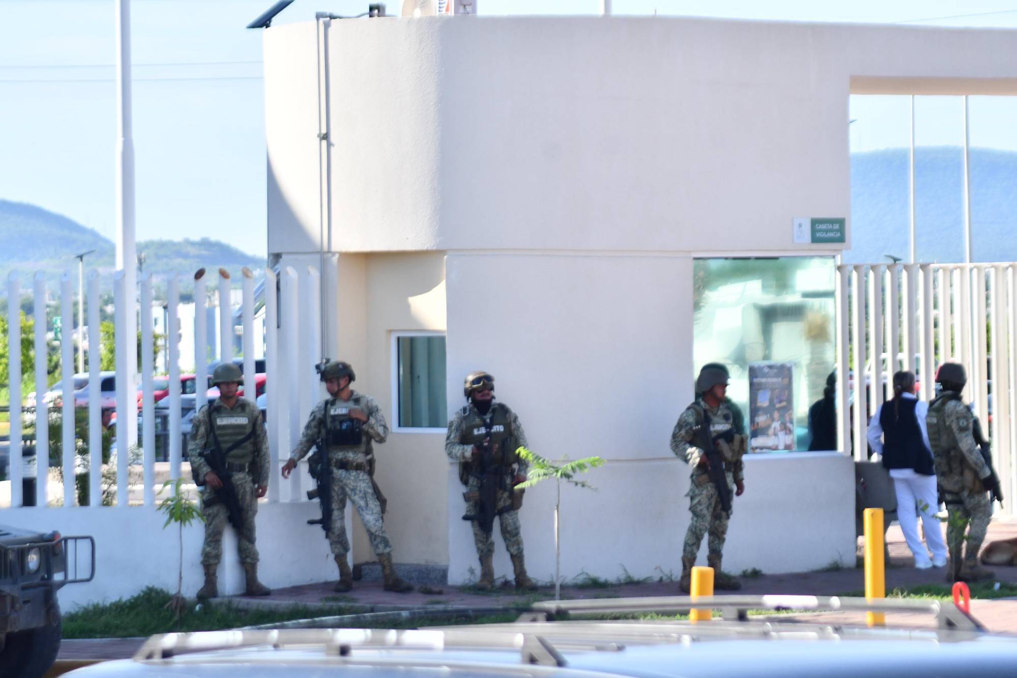 $!Amanece el Hospital General de Culiacán con resguardo militar en sus accesos