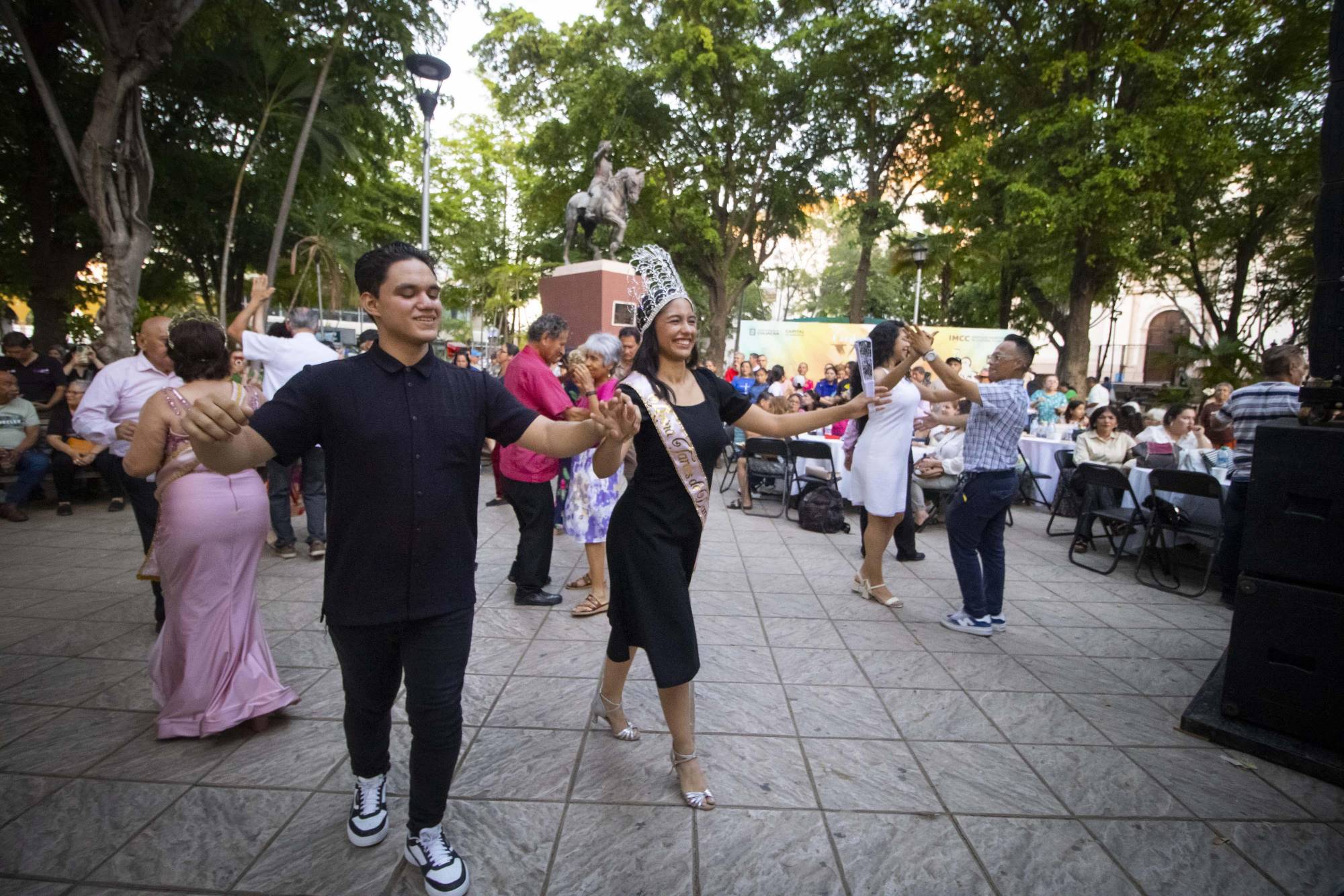 $!Las soberanas, acompañadas por sus chambelanes, partieron plaza y se dispusieron a realizar el primer baile.