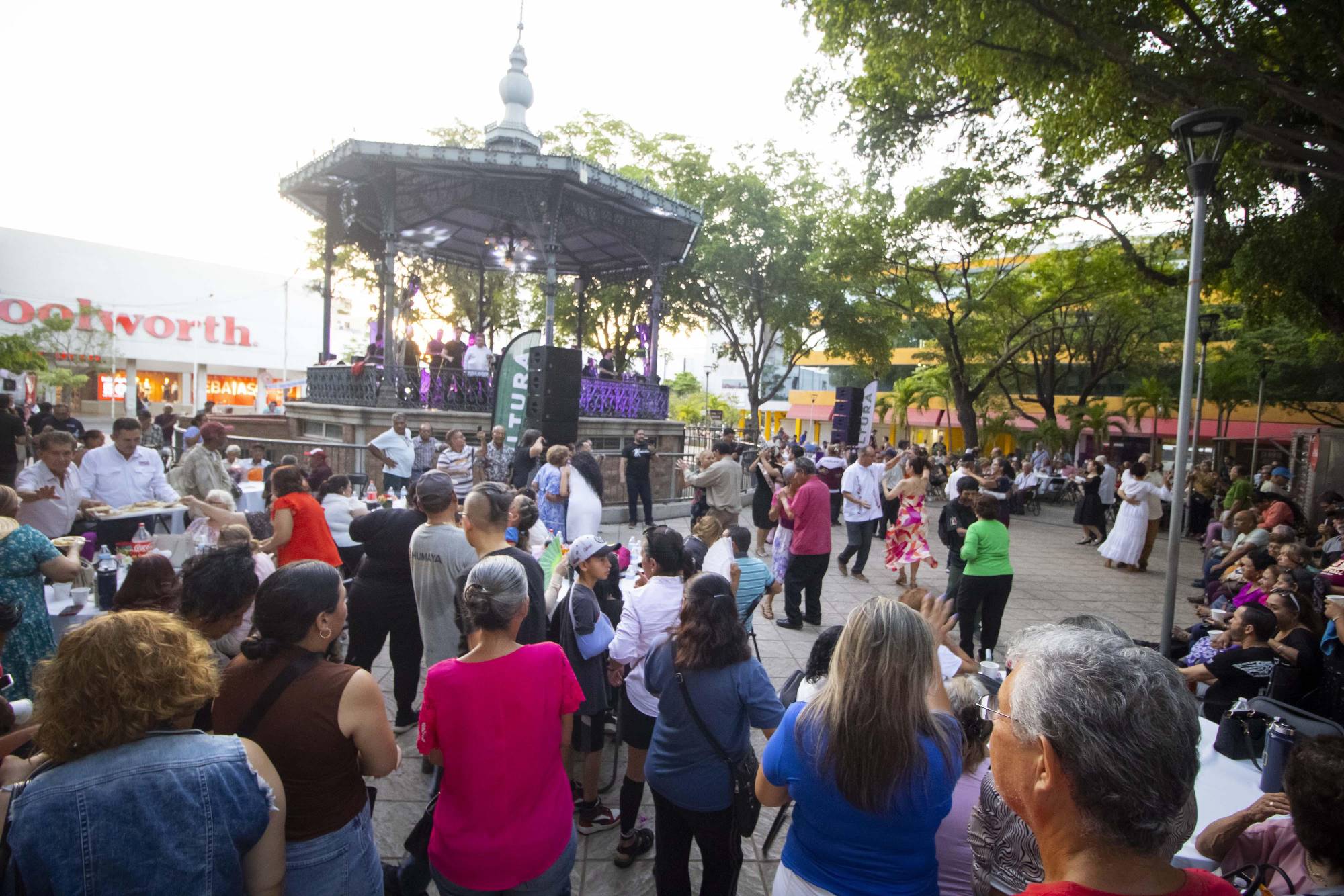 $!La música y convivencia desbordó por los rincones de la Plazuela Obregón.