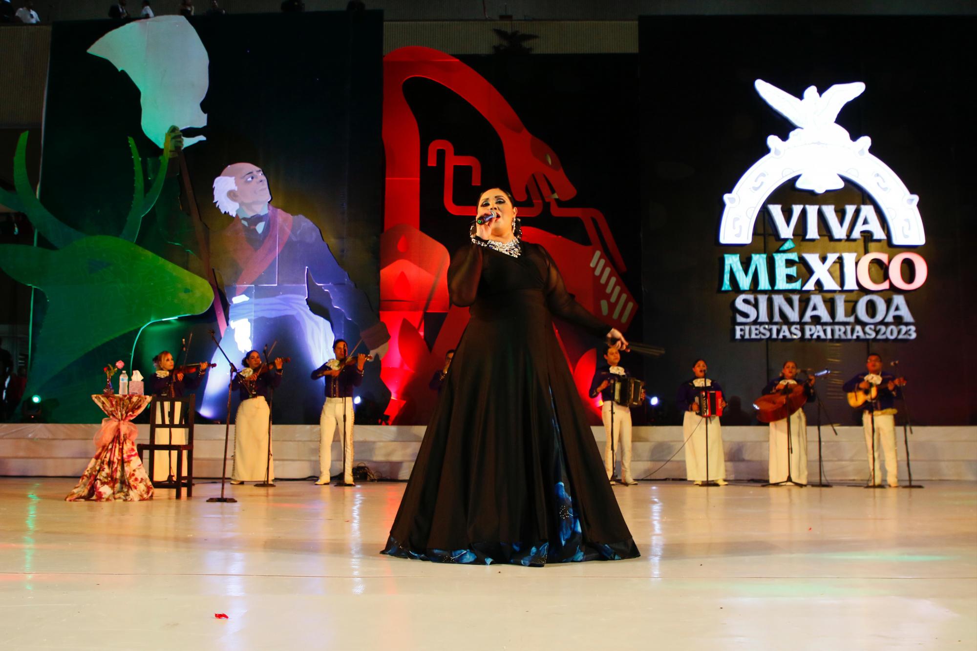 $!Nadia Yuriar interpreta un popurrí mexicano acompañada del Mariachi Celeste.