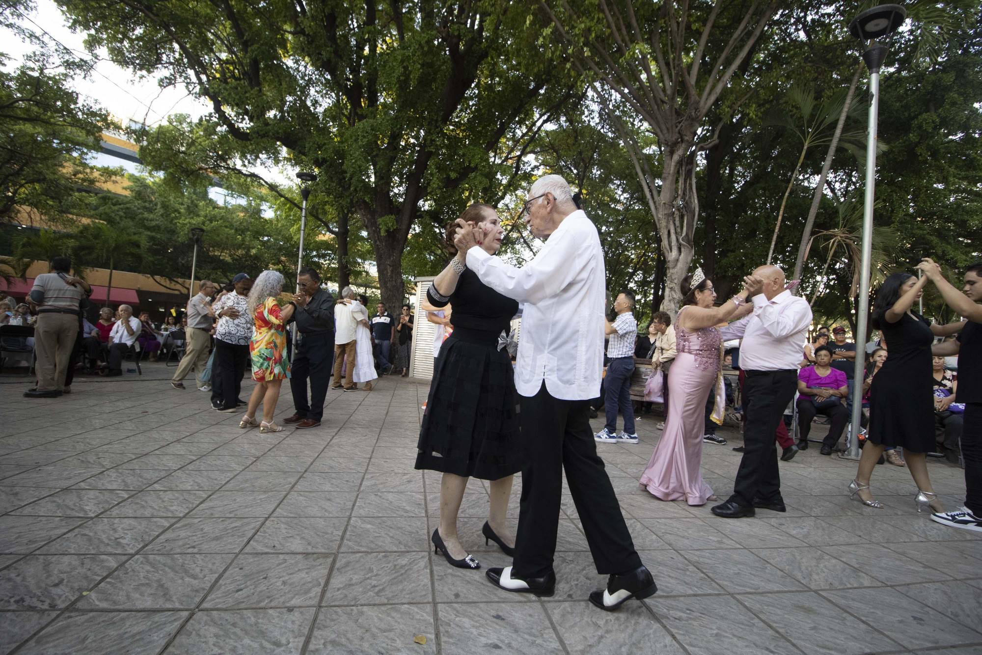 $!La pista se llenó de parejas danzoneras.