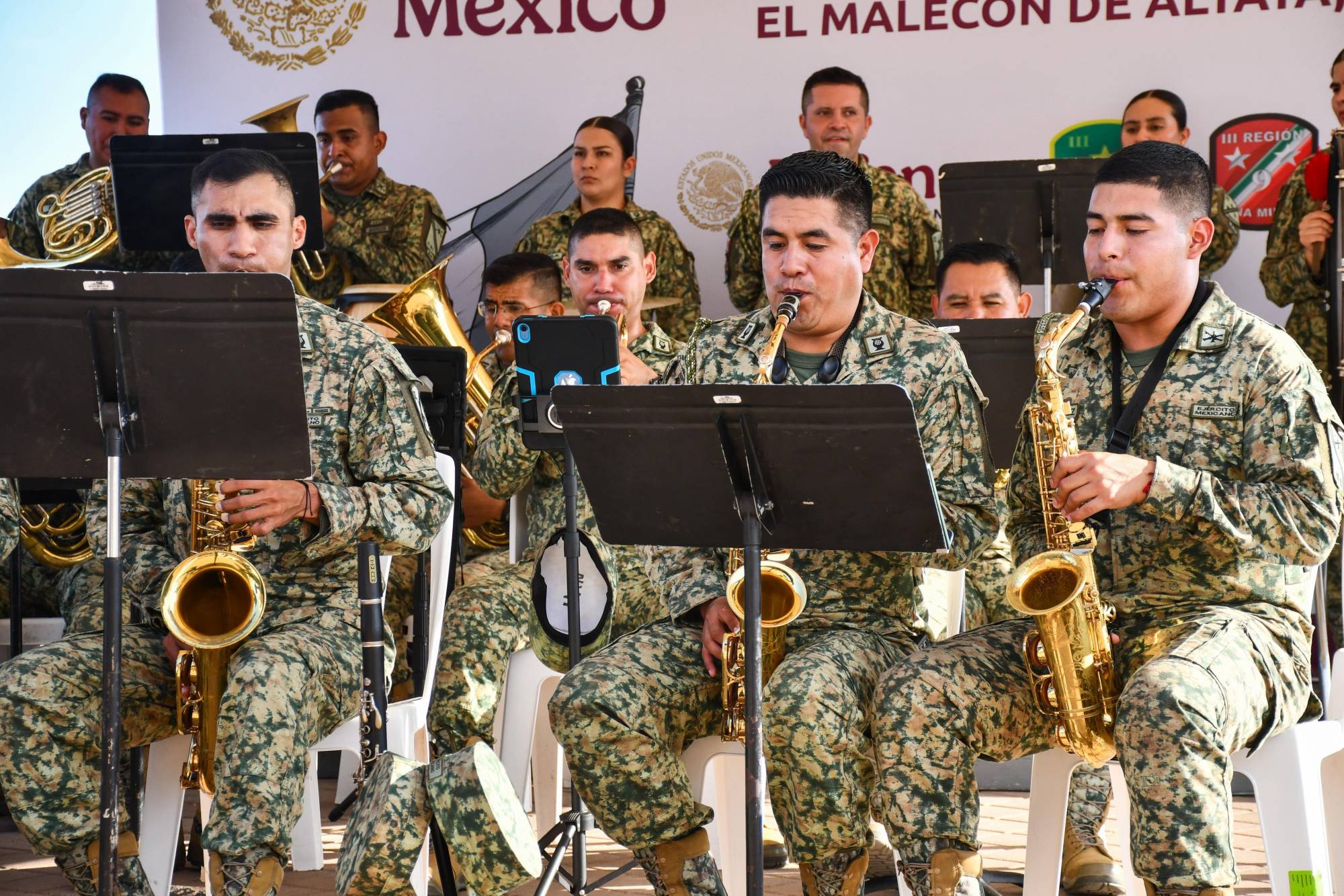 $!Banda de la Tercera Región Militar lleva concierto al malecón de Altata, Navolato
