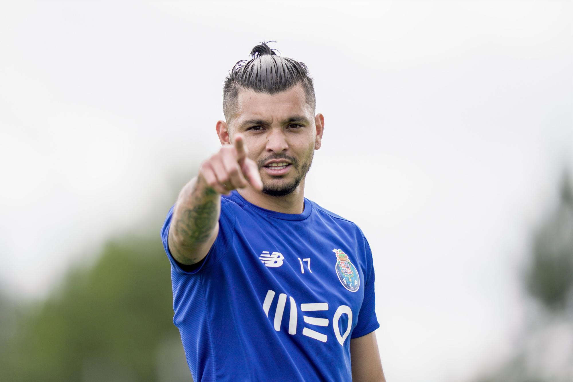$!‘Tecatito’ Corona propone el fichaje de Alexis Vega, de Chivas, para la Liga Española