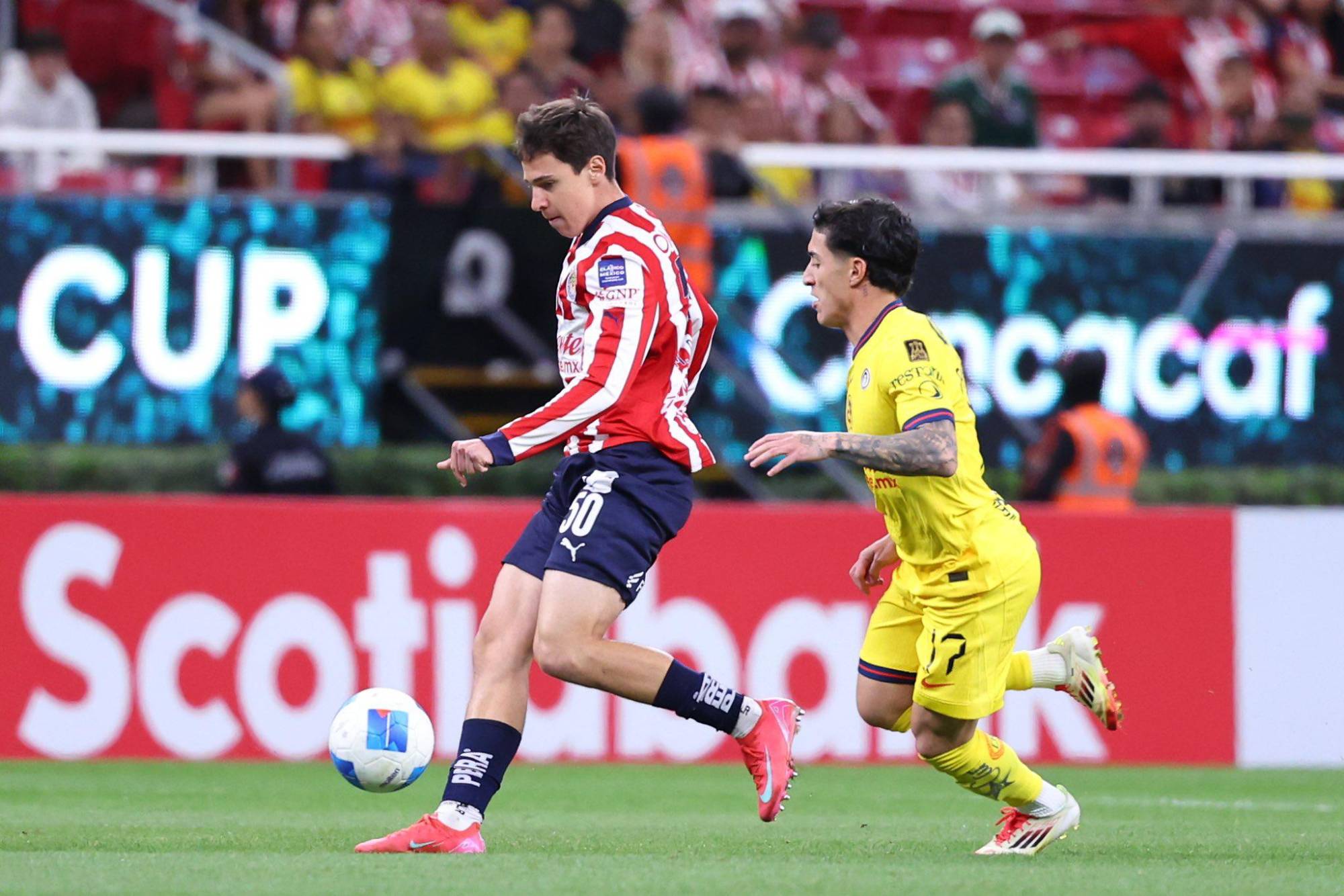 $!Chivas vence al América con autogol de Cáceres en ida de octavos de la Concachampions