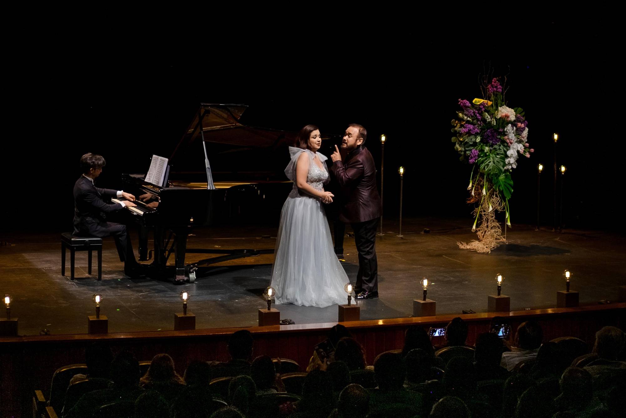 $!El cantante invitó a la soprano mazatleca Vanessa Gama.