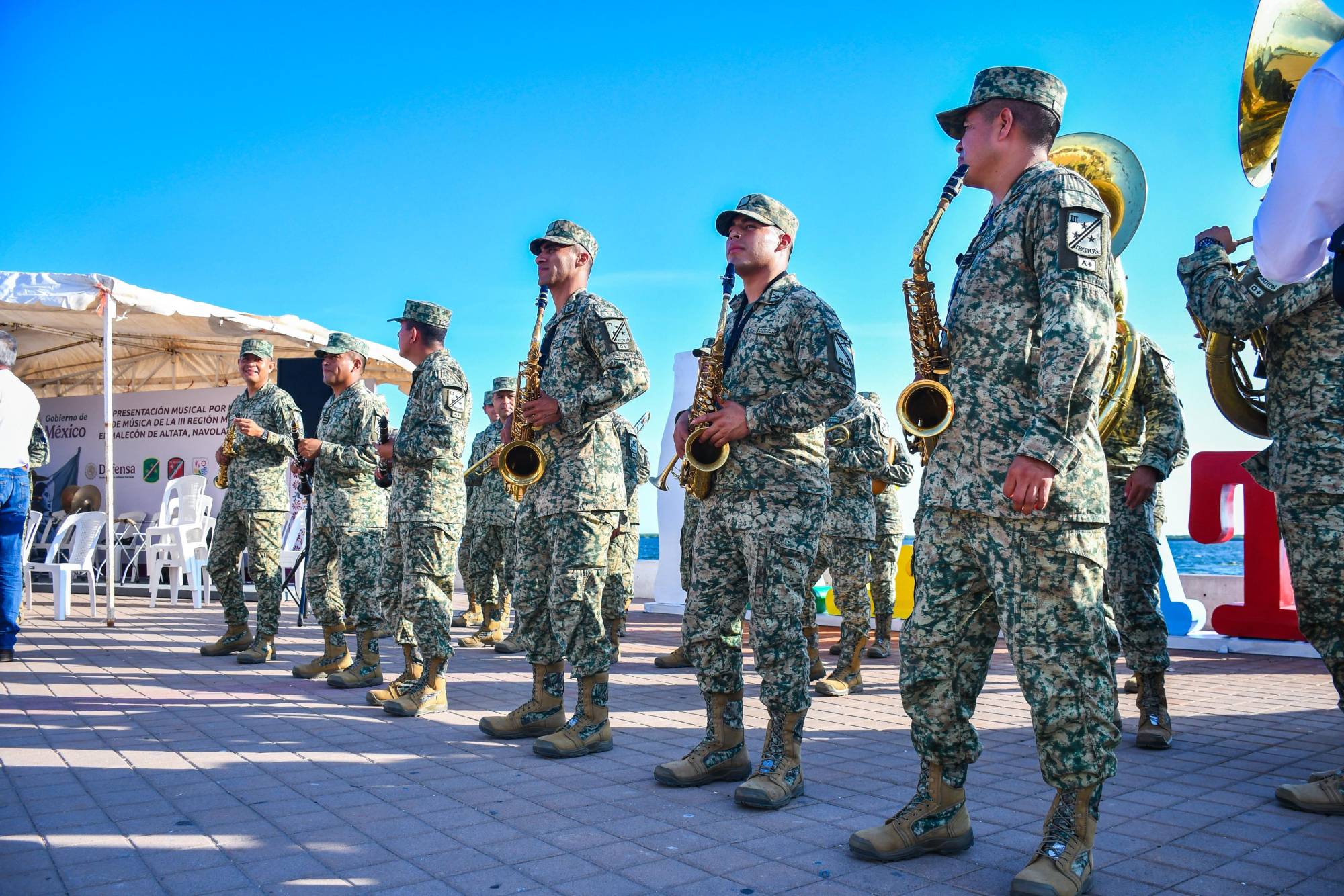 $!Banda de la Tercera Región Militar lleva concierto al malecón de Altata, Navolato