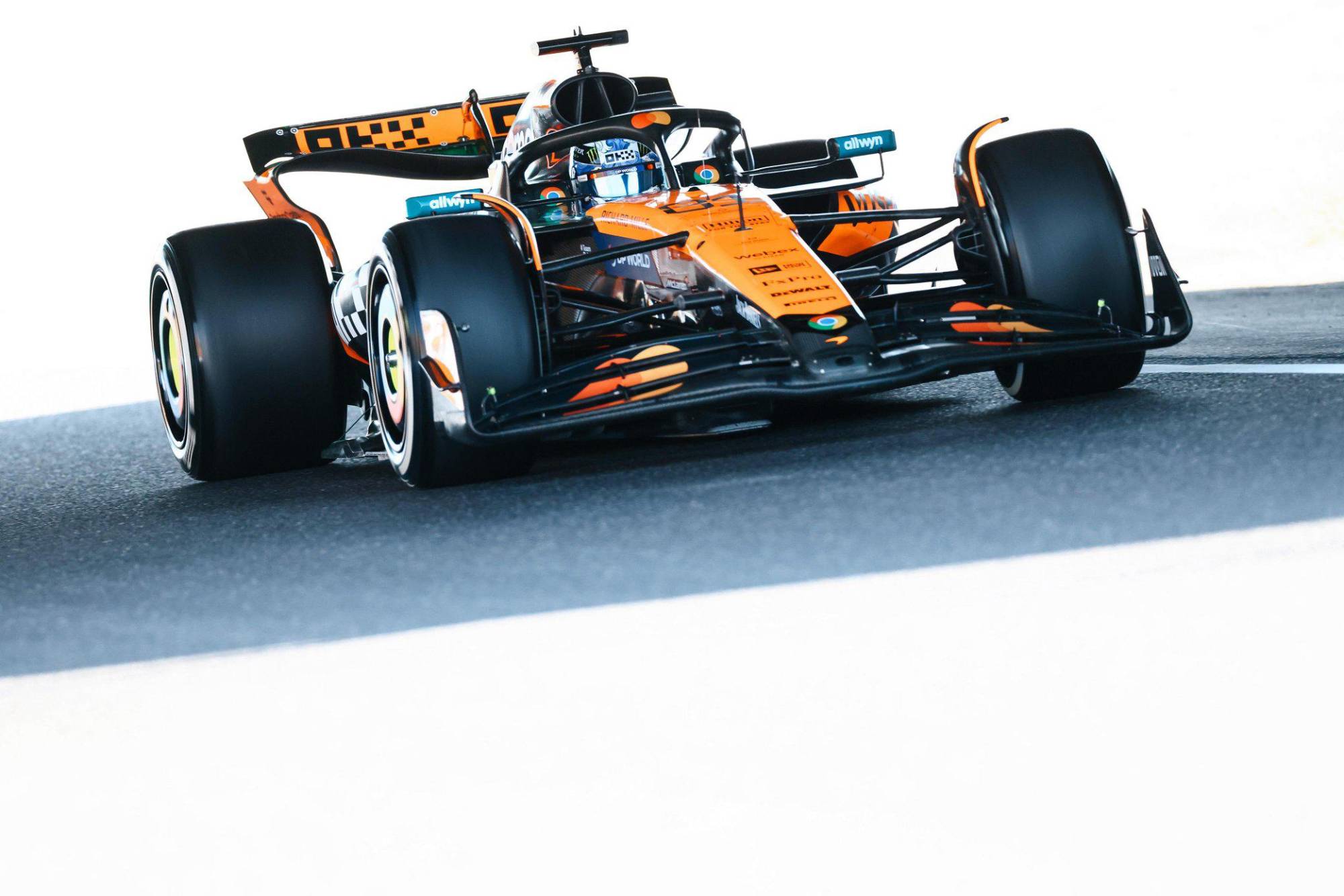 $!Caos en Suzuka: McLaren domina unas FP2 llenas de banderas rojas en el GP de Japón