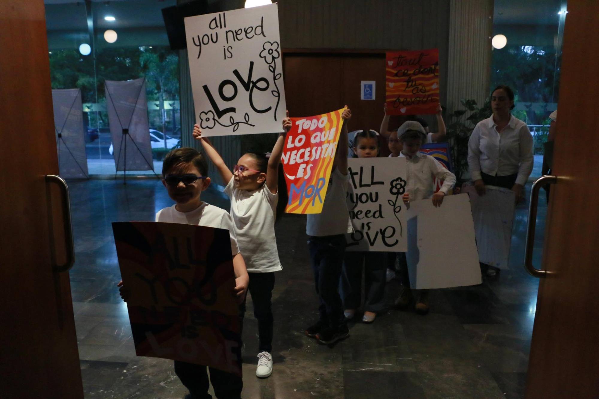 $!Niños de blanco desfilaron con pancartas pidiendo el regreso de la paz.