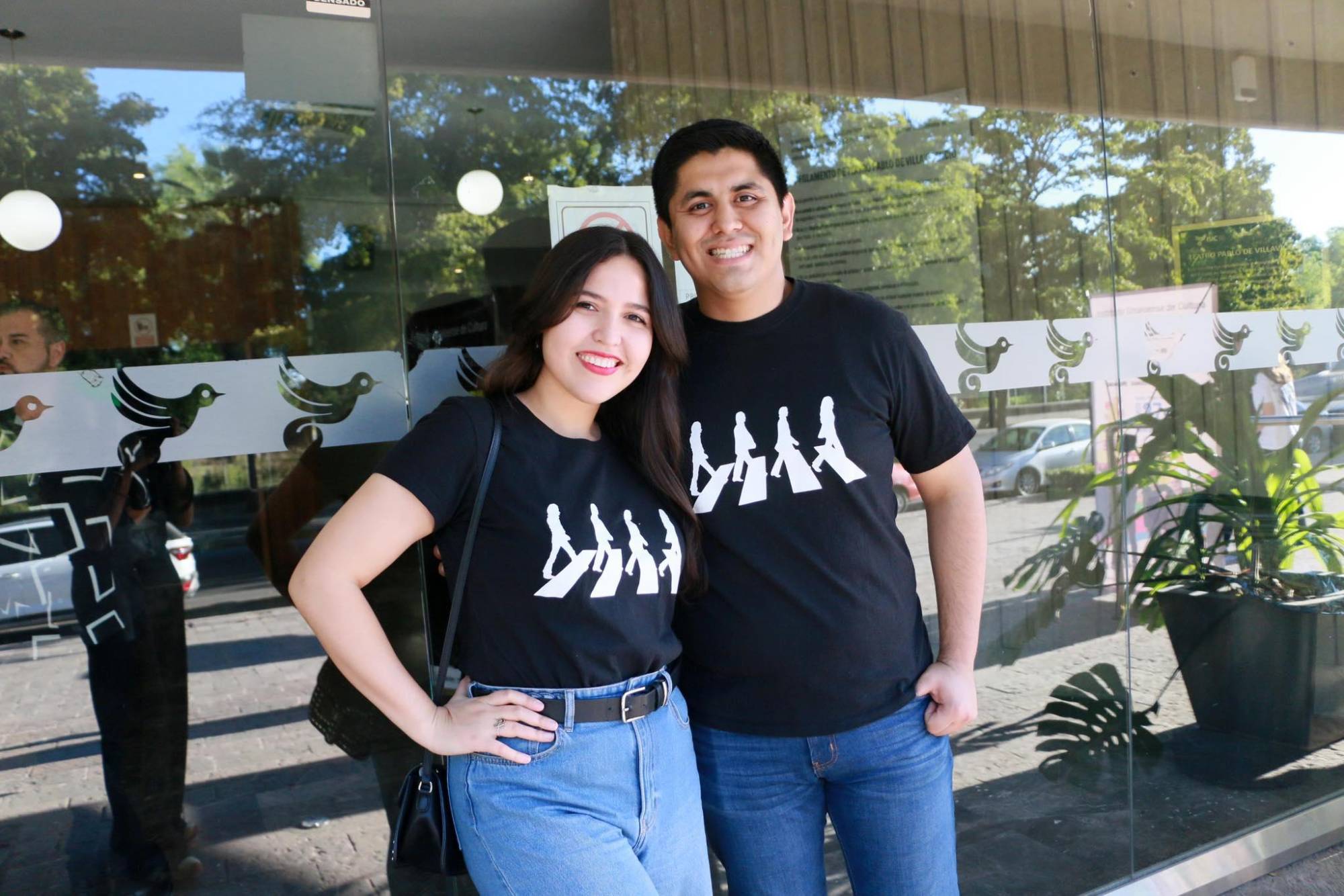 $!Con playera que recuerda la icónica foto de The Beatles en Abbey Road, acudieron al espectáculo.