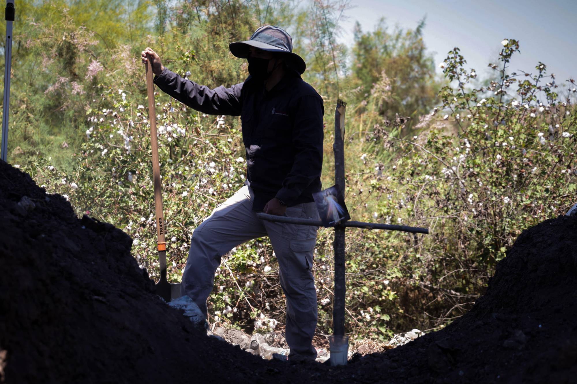$!Suman 12 cuerpos en ocho fosas con restos humanos en ejido Mezquitillo, en Culiacán