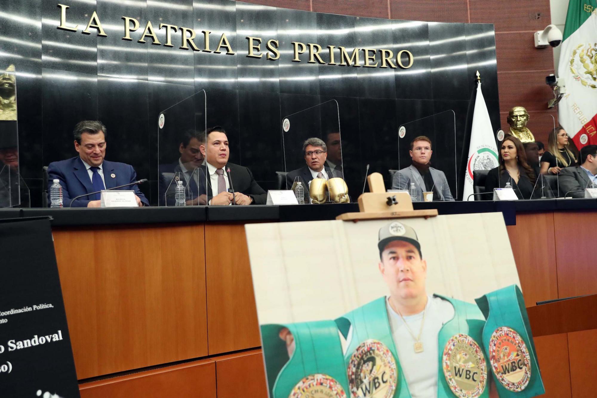 $!Canelo Álvarez causa conmoción en su visita al Senado