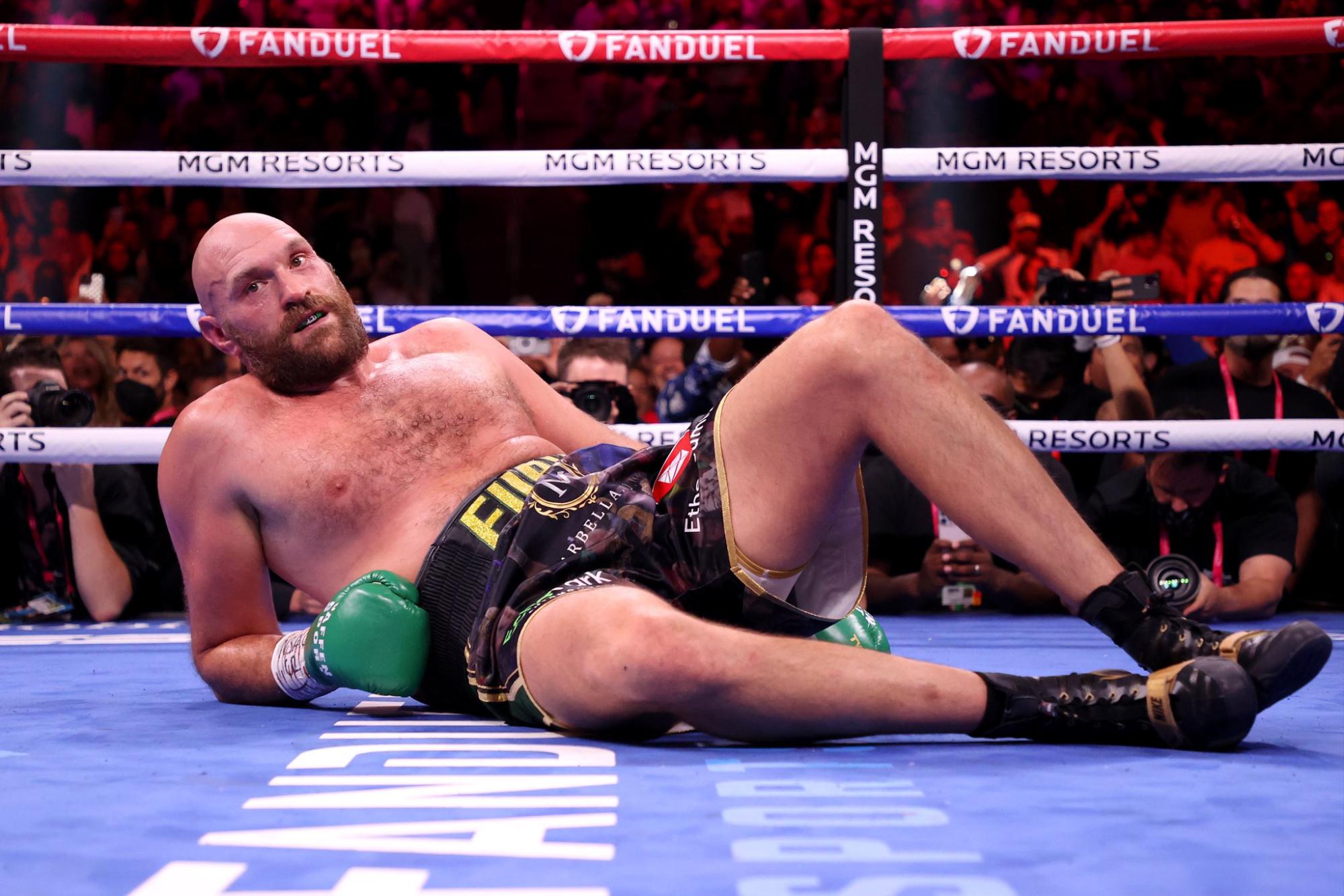 $!Tyson Fury pasa de estar a un golpe del nocaut a ganar ante Deontay Wilder