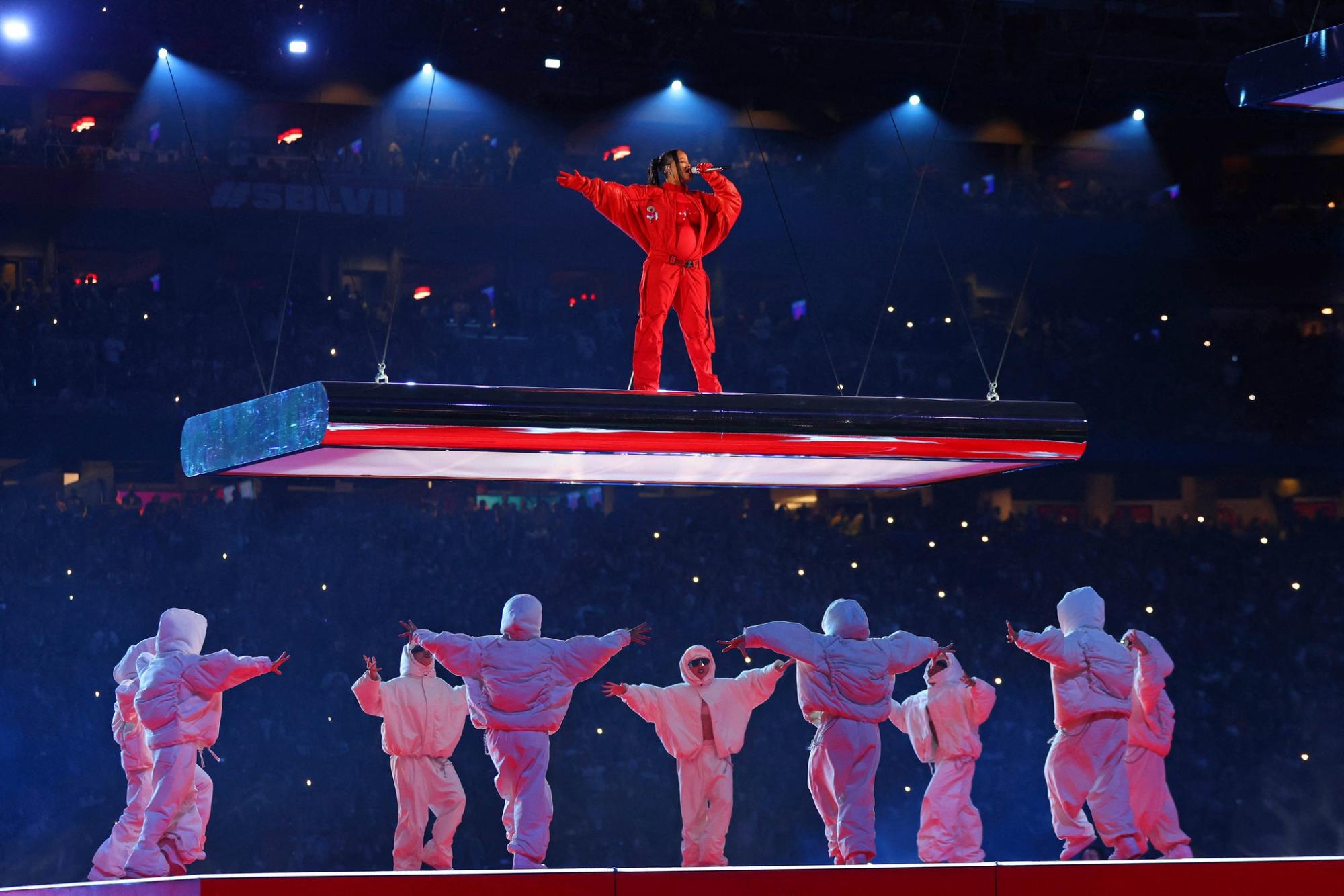 $!Triunfa Rihanna en el medio tiempo del Super Bowl