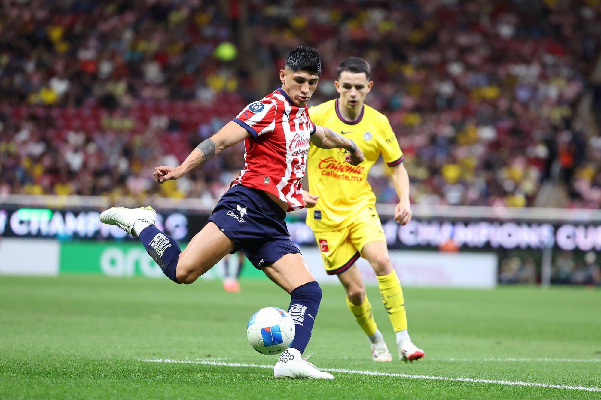 $!Chivas vence al América con autogol de Cáceres en ida de octavos de la Concachampions