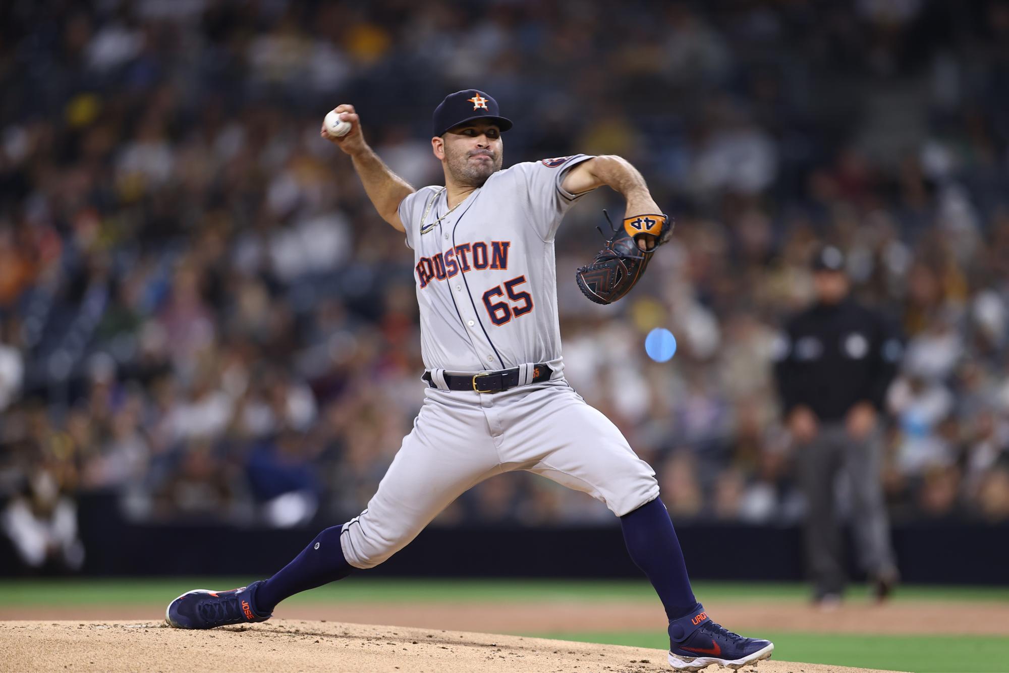 $!Mazatleco José Urquidy pega su primer hit y sale sin decisión en su regreso a las Mayores