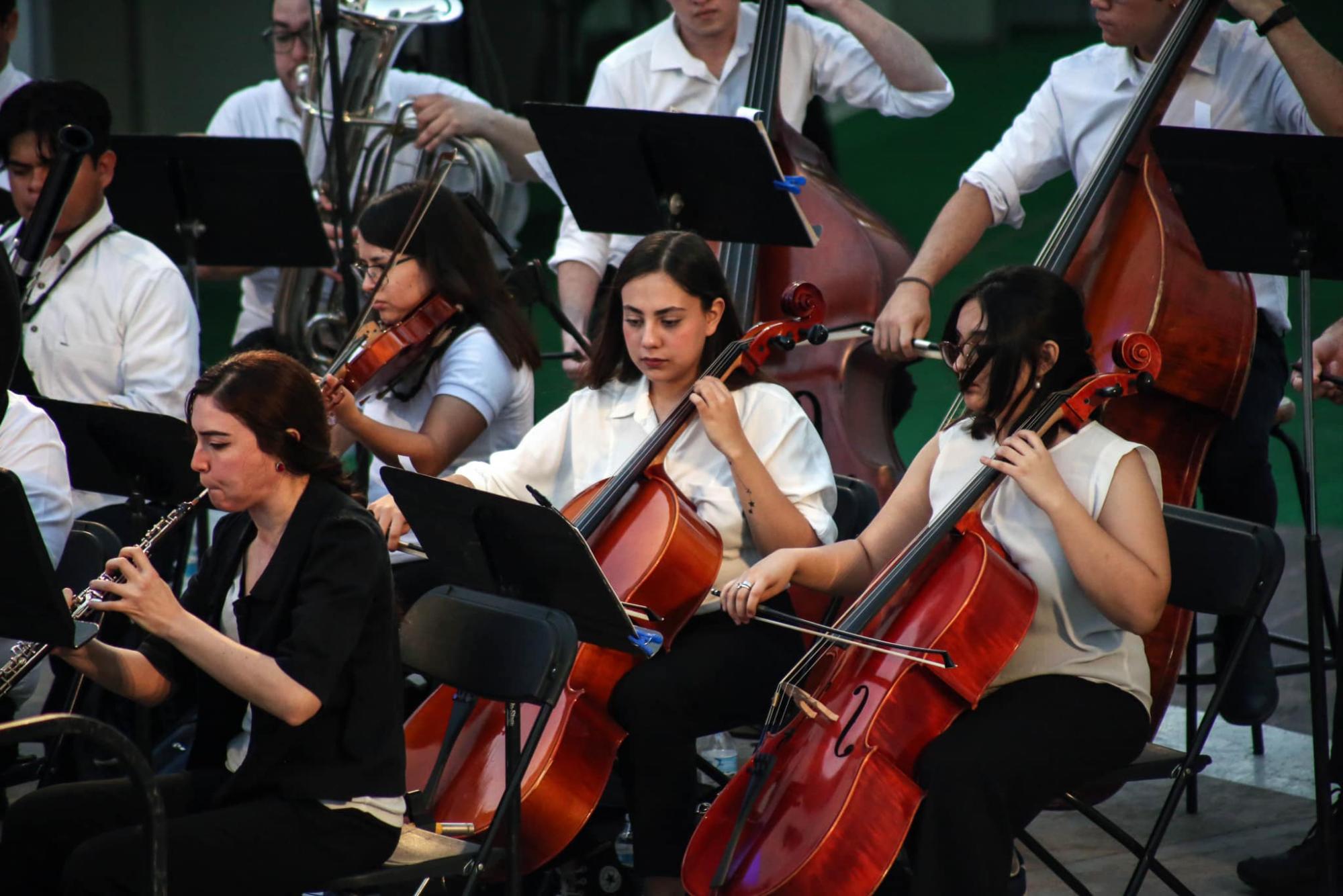 $!Los artistas llevaron al público en un viaje imaginario por diversos países, a través de la música.