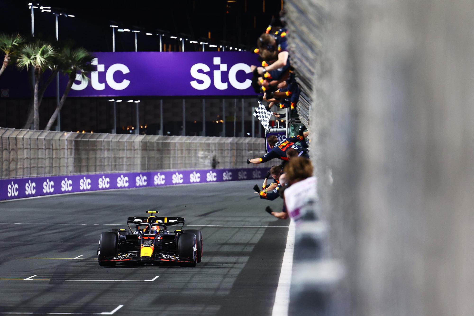 $!Padre de Verstappen ignora a Checo Pérez en festejos por su triunfo