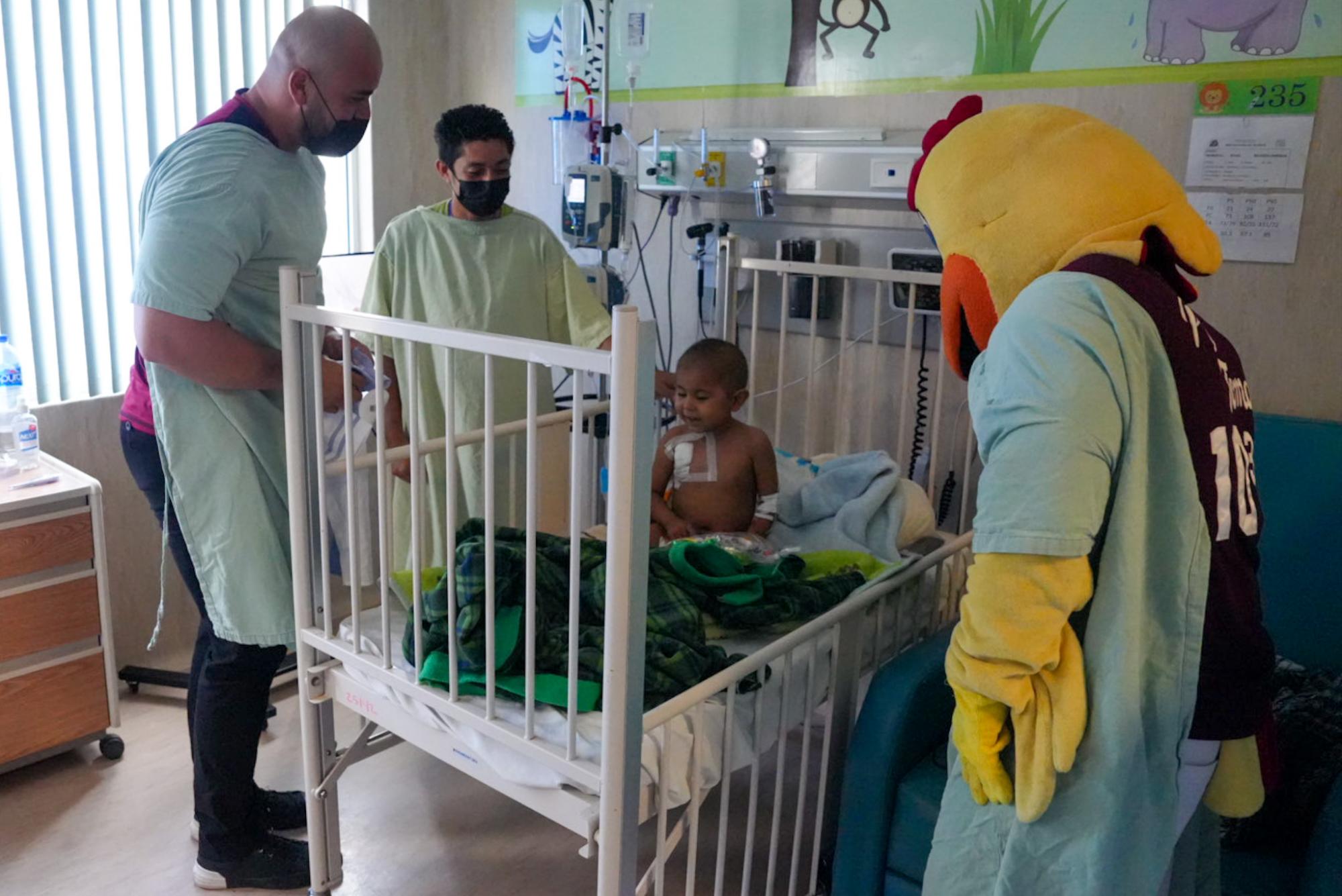 $!Tomateros de Culiacán visita el Hospital Pediátrico de Sinaloa