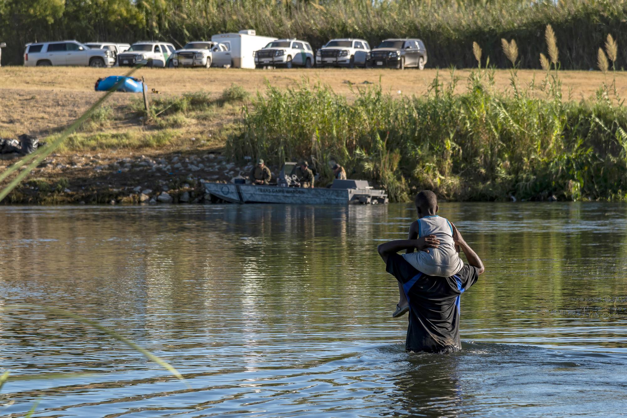 $!Desde la orilla, una patrulla acuática de la Border Patrol vigilaba el flujo de ciudadanos. Vía terrestre, por vehículos 4x4 agentes fronterizos realizaban rondines por la zona.