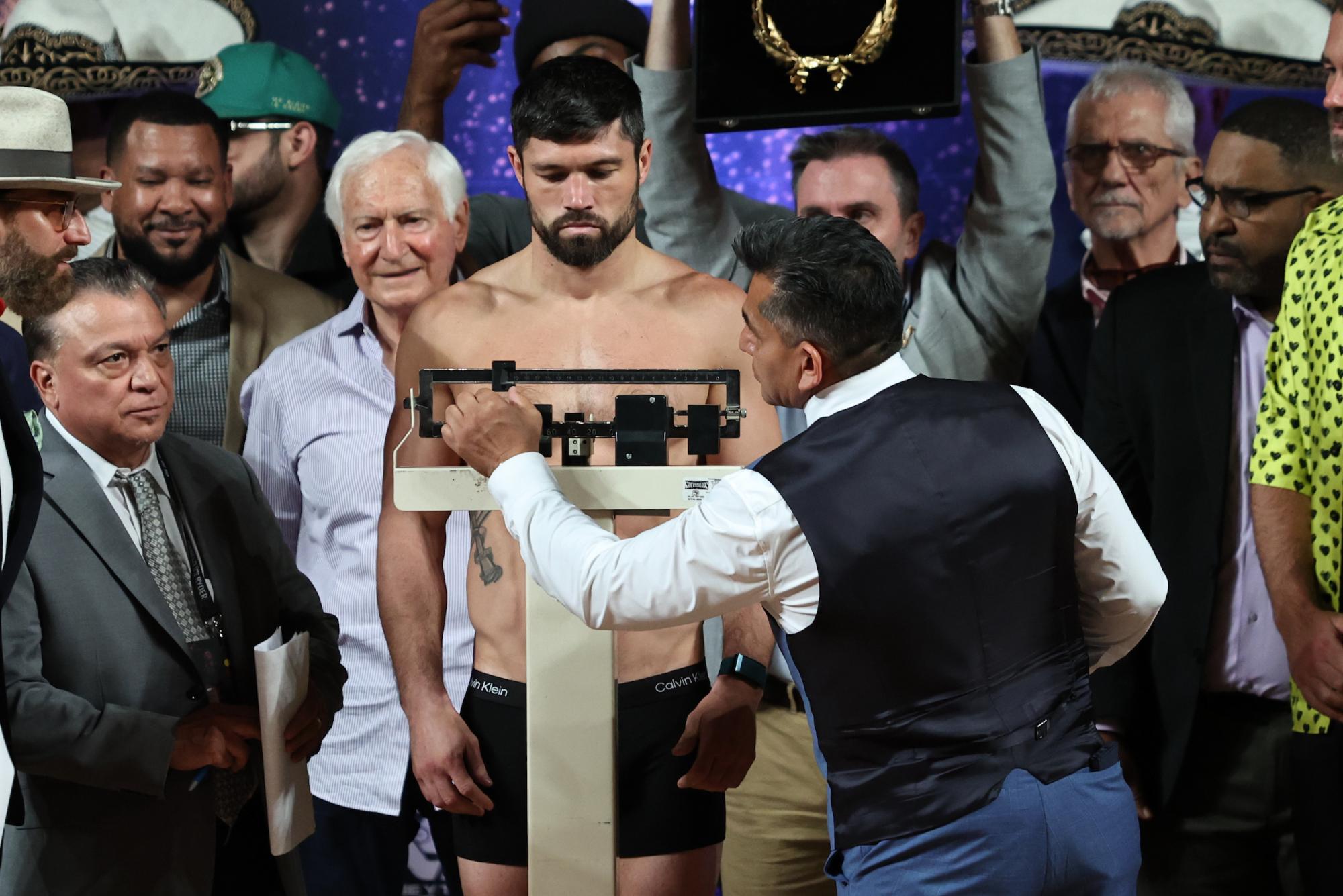 $!¡Hay tiro! Canelo y Ryder dan el peso en Guadalajara