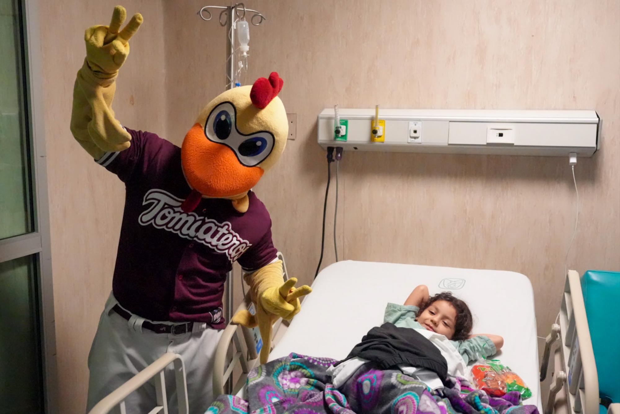 $!Tomateros de Culiacán visita el Hospital Pediátrico de Sinaloa