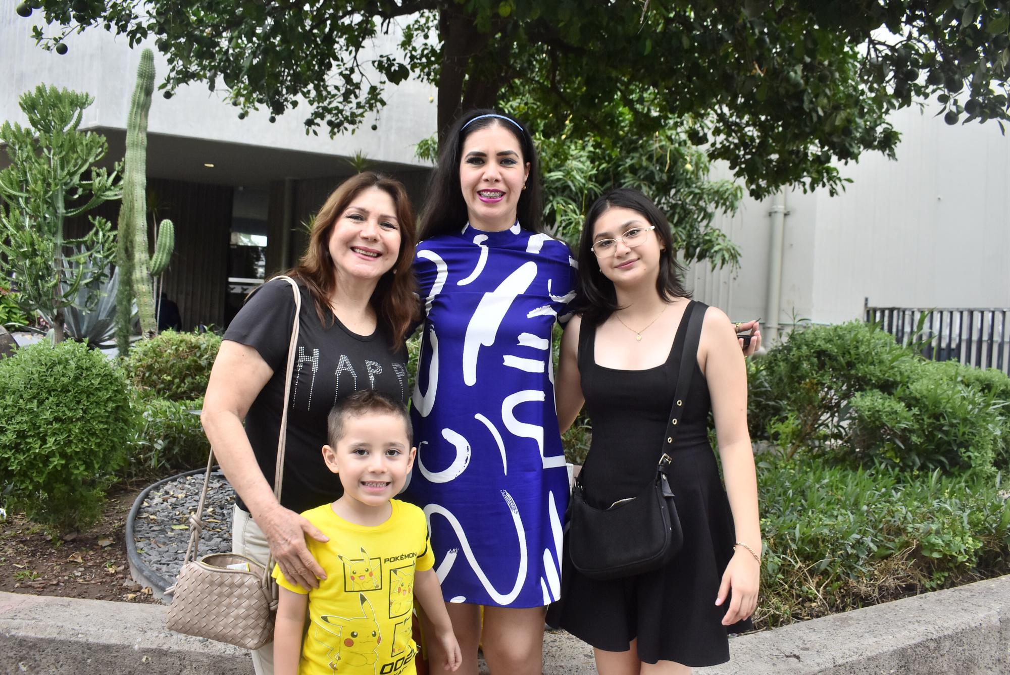 $!Ana Bertha Espinoza, Narda Flores, Axel y Ana Elena López.