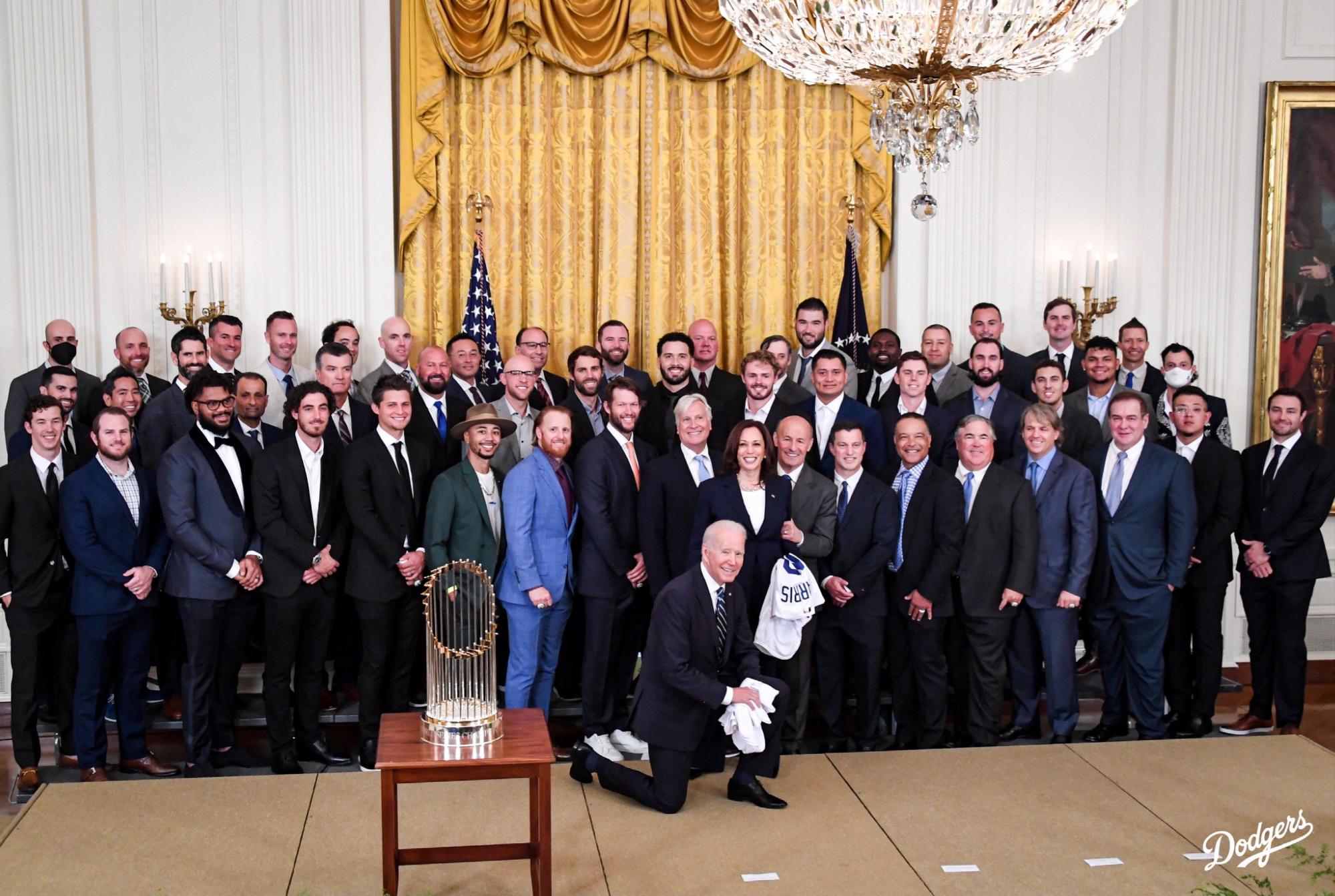 $!Julio Urías y los Dodgers ‘presumen’ su título de Serie Mundial en la Casa Blanca