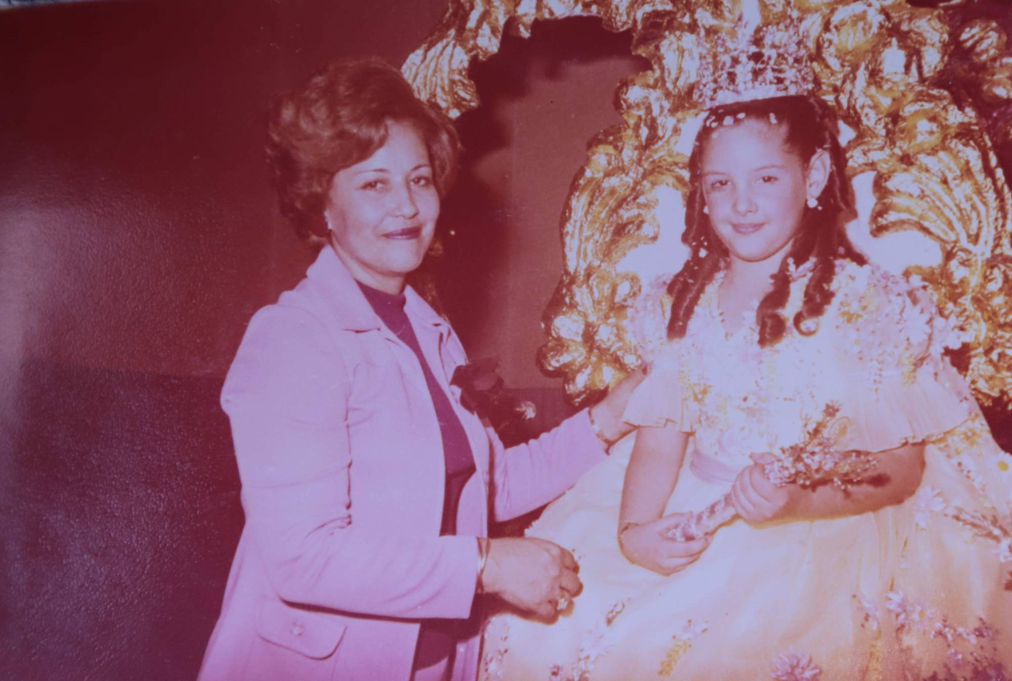 $!Leticia de Tirado Canizález coronó a Paulina en aquel momento.