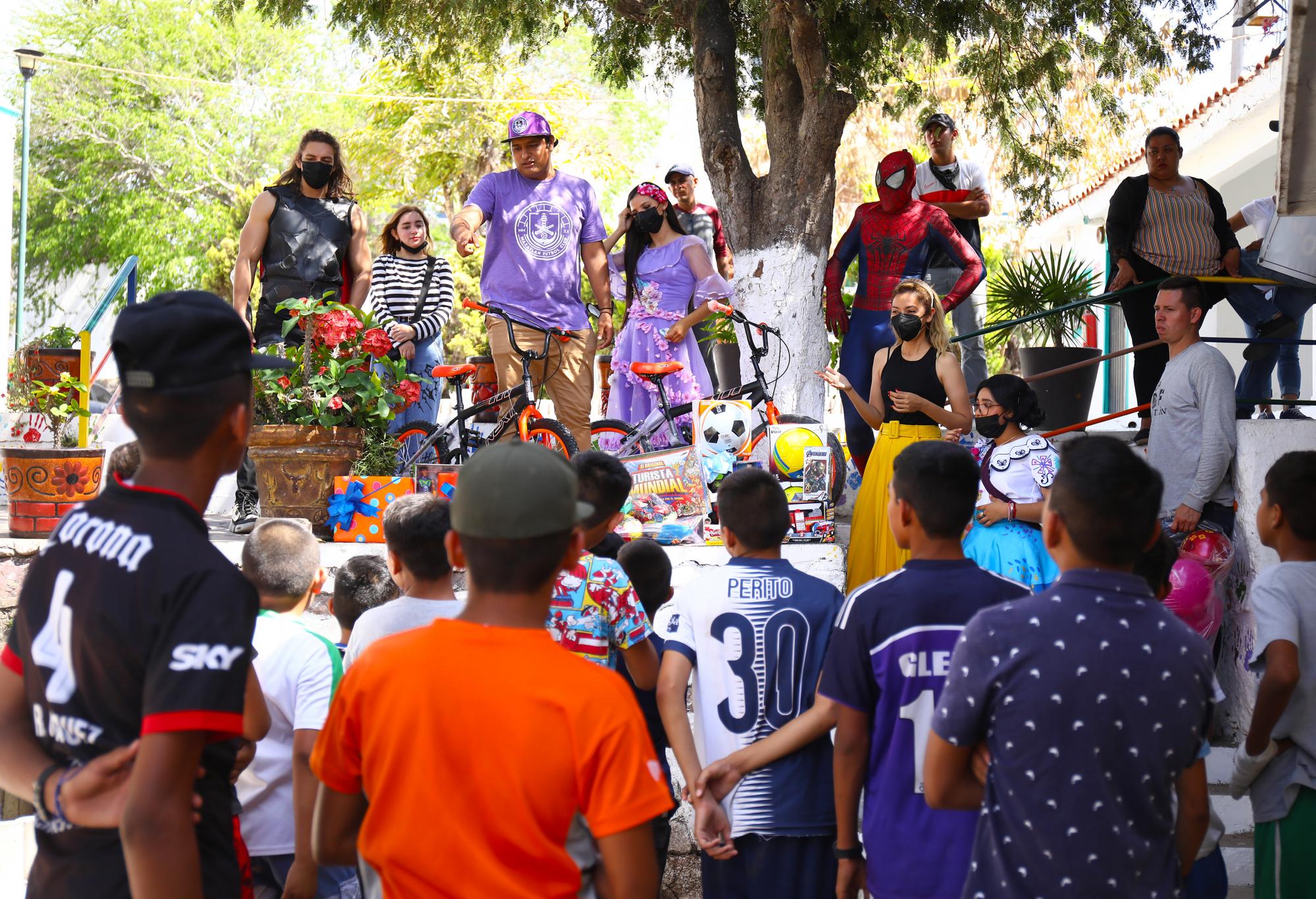 $!Mazatlán FC hace felices a los niños con entrega de juguetes
